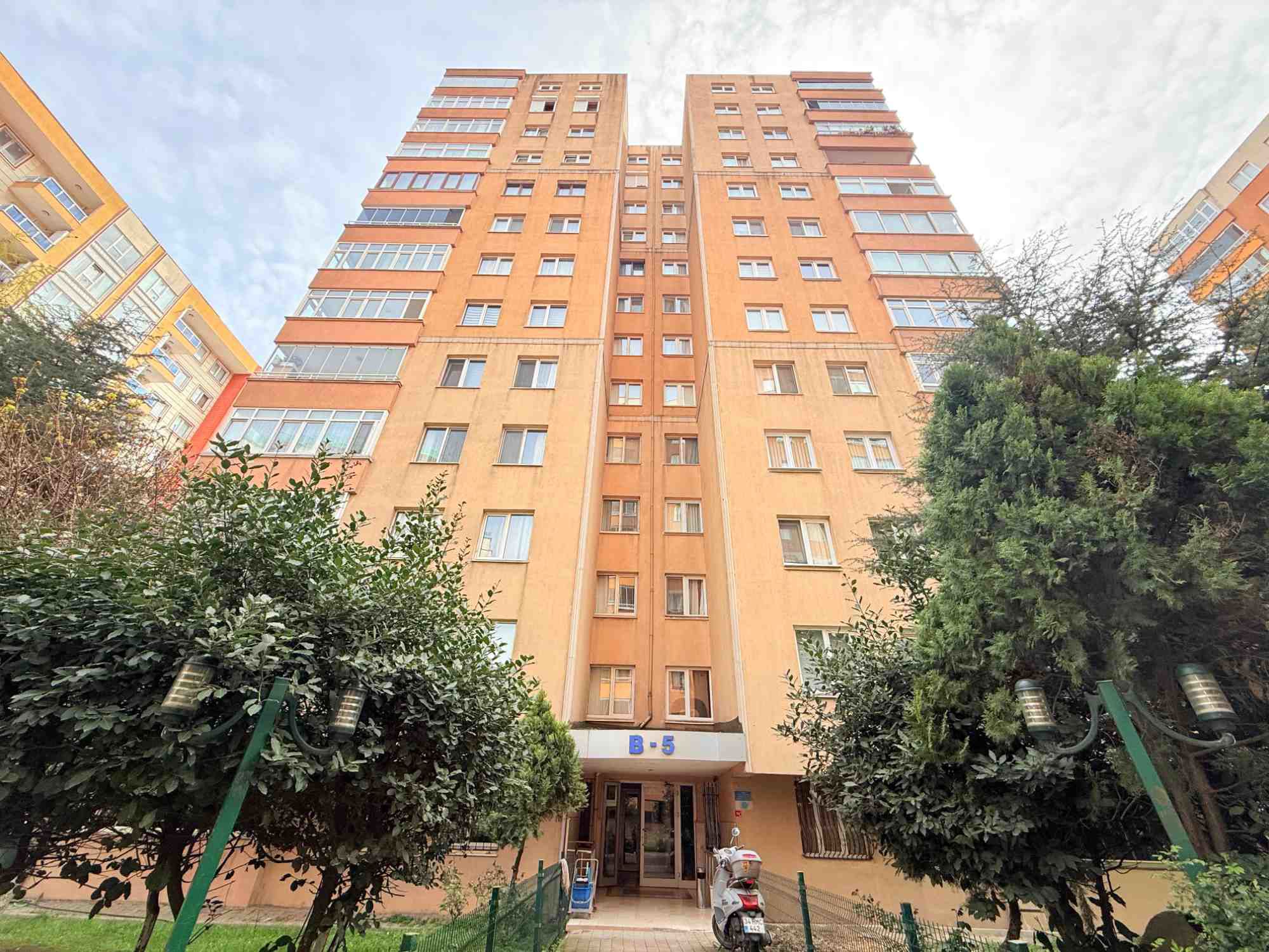 REMAX KAYA ESENYURT METROBÜSE YÜRÜME MESAFESİNDE SATILIK 3+1 DAİRE
