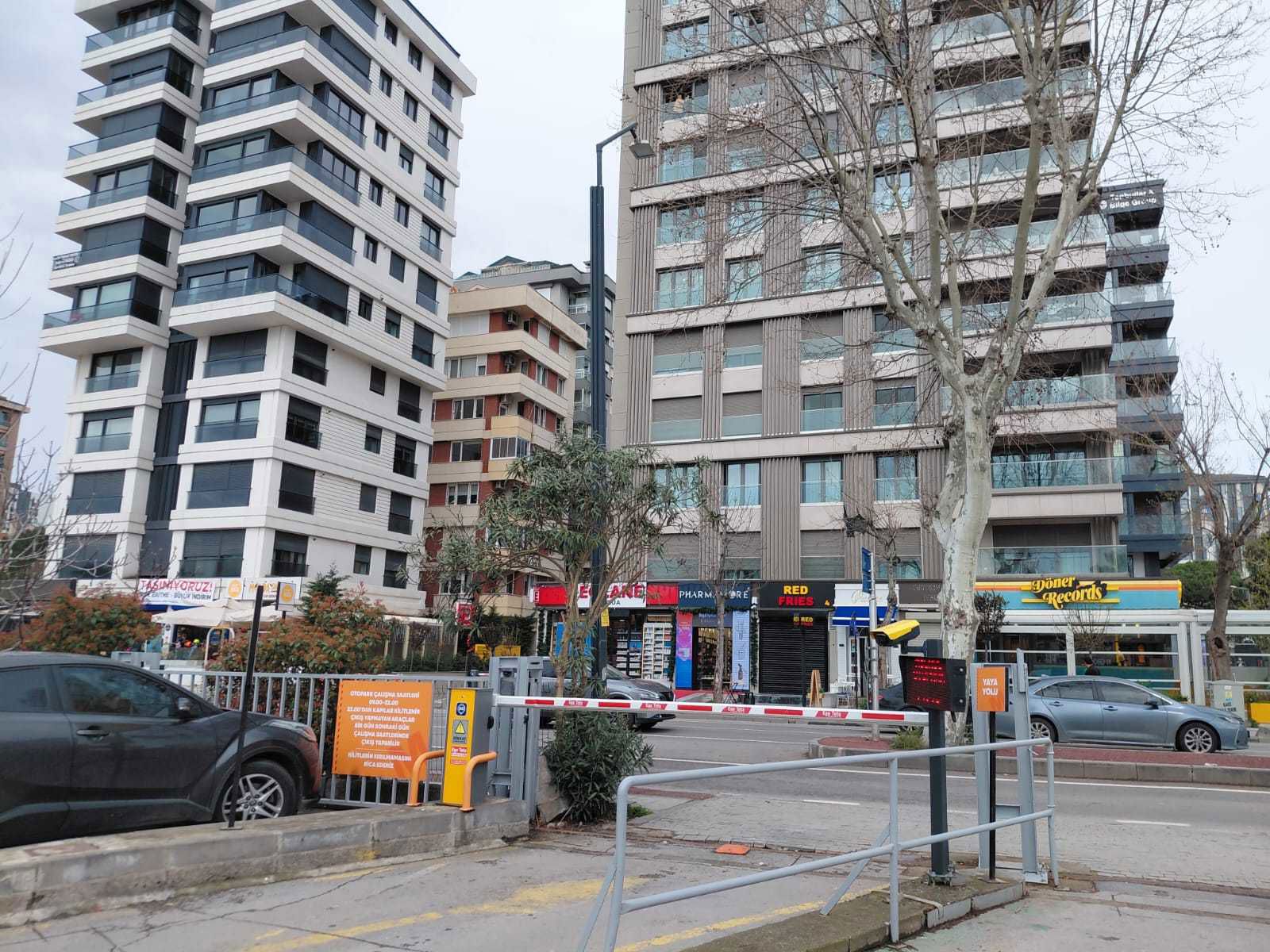 CAADEBOSTAN CEMİL TOPUZLU  CAD. 2+1  YAŞAMAK VEYA YATIRIM IÇIN  KEYIFLI  SATILIK DAİRE