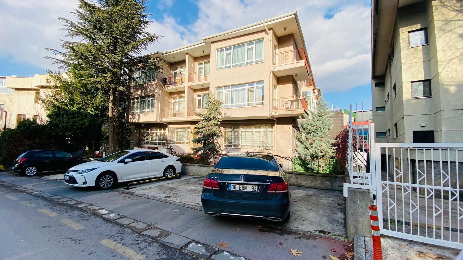 GOP KIZ KULESİ SOKAK'TA ELÇİLİKLERE KOMŞU 2+1 SATILIK DAİRE