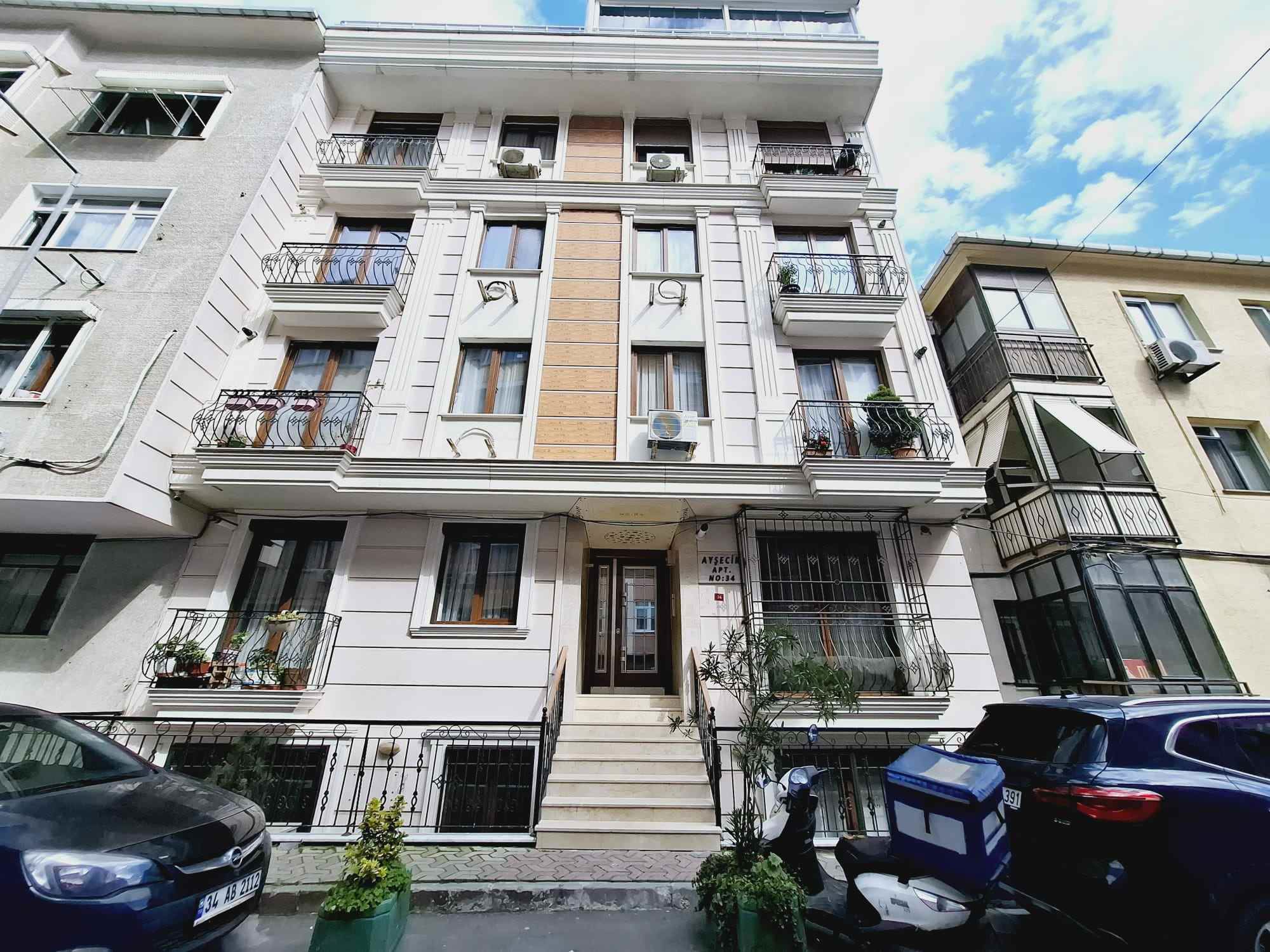ŞİŞLI FULYA AYŞECIK SOKAKTA 8 SENELIK BINADA METROYA YAKIN SATILIK 2+1 DAIRE