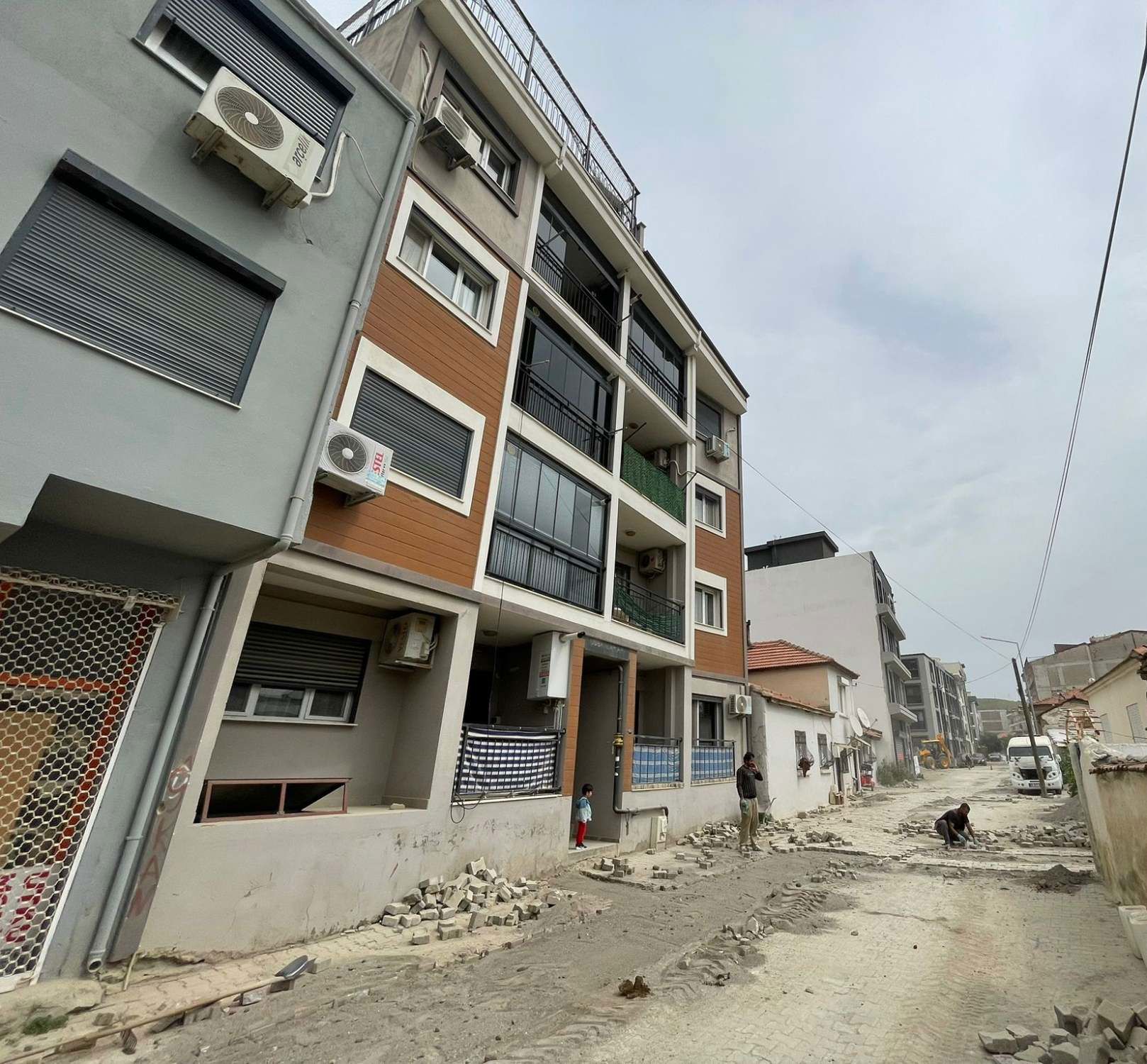 SEFERİHİSAR ÇOLAK İBRAHİM MAH. EBEVEYN BANYOLU KAPALI MUTFAK 3+1 DAİRE..