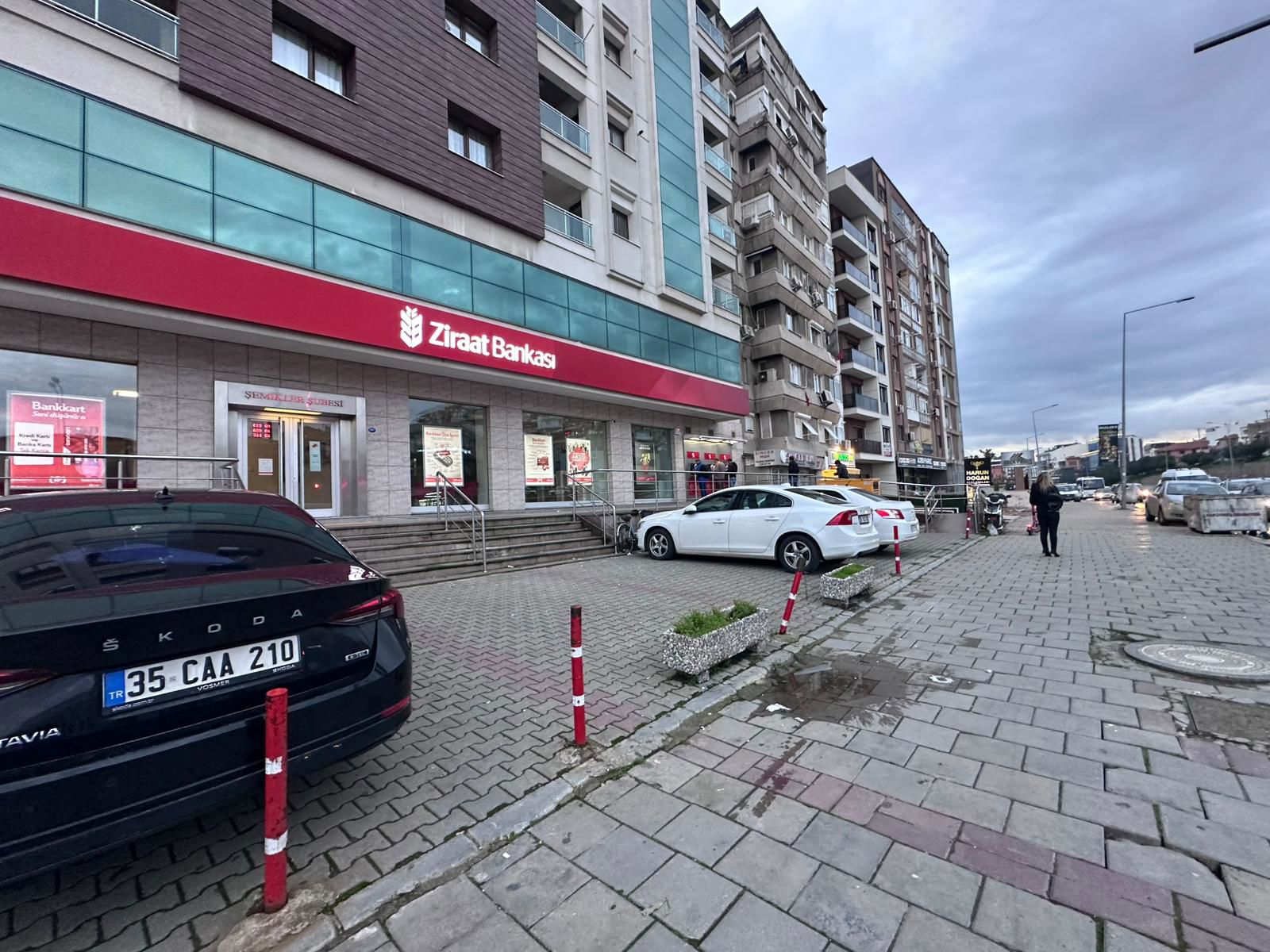 KARŞIYAKA FIKRI ALTAY’DA ANADOLU CADDESI ÇIFT CEPHELI SATILIK 2+1