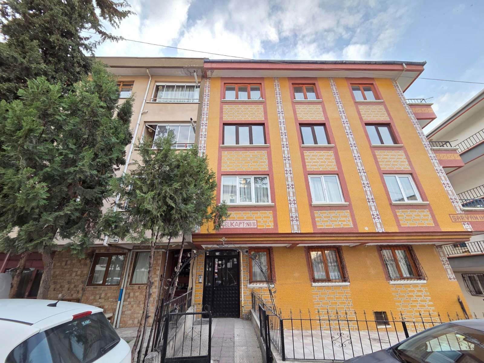 ETİMESGUT BELEDİYESİNE YÜRÜYÜŞ MESAFESİNDE 3+1 SATILIK ARAKAT BOŞ DAİRE