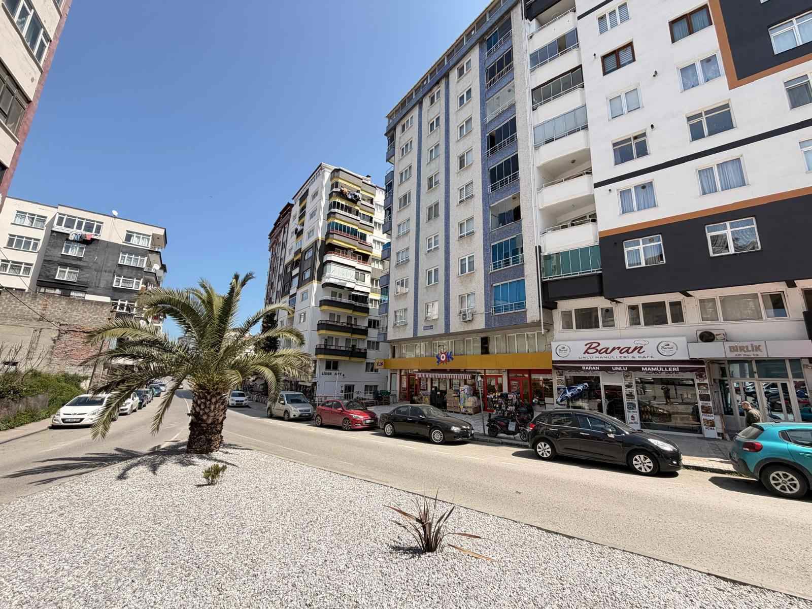 TRAMVAY DURAĞINA CEPHELİ, DENİZE YÜRÜME MESAFESİNDE ASANSÖRLÜ 2+1 DAİRE