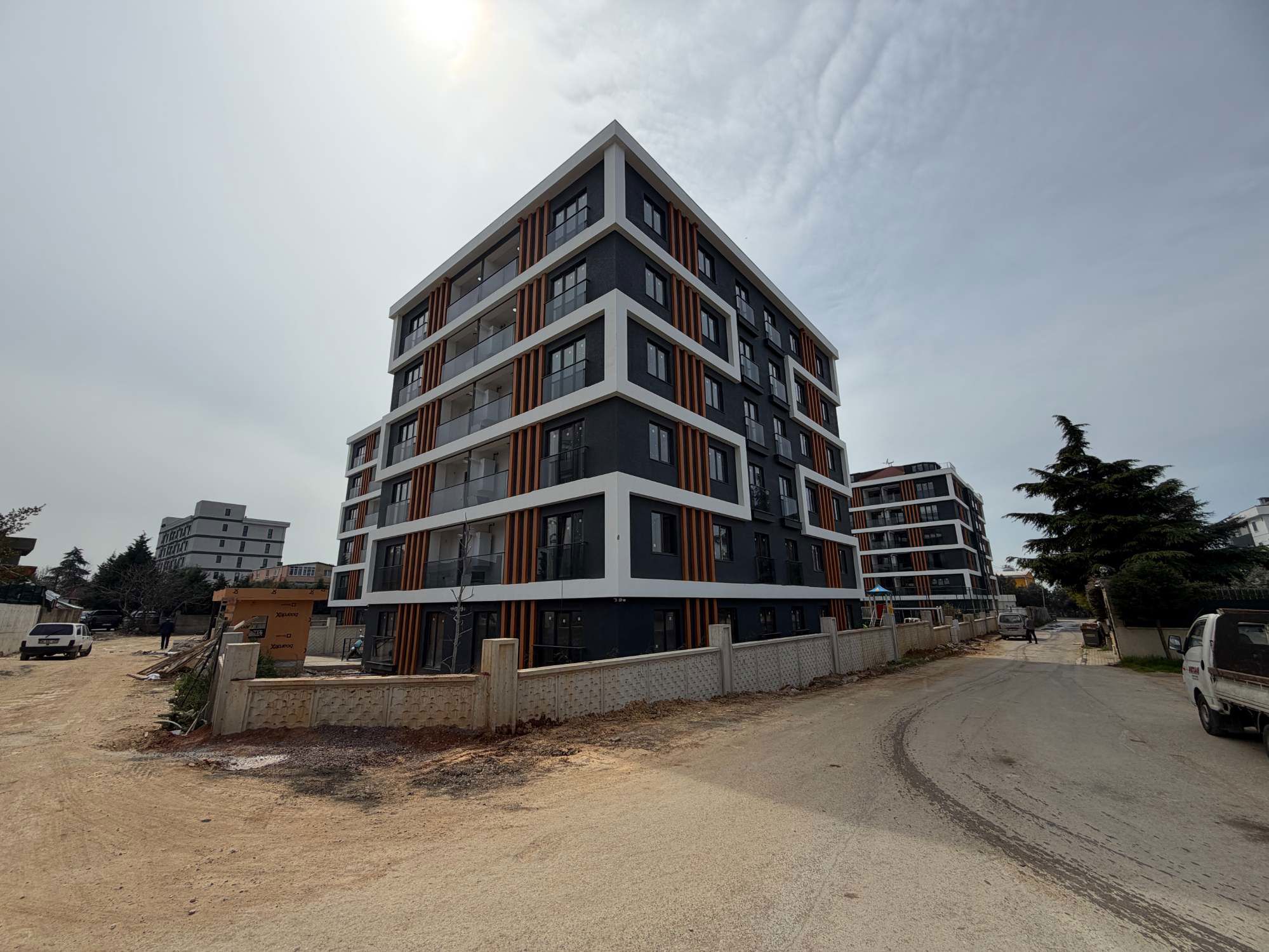 YALI PARK SIT-3+1-115M2-E.BANYO-BALKON-KAPALI OTOPARK-GÜVENLIK