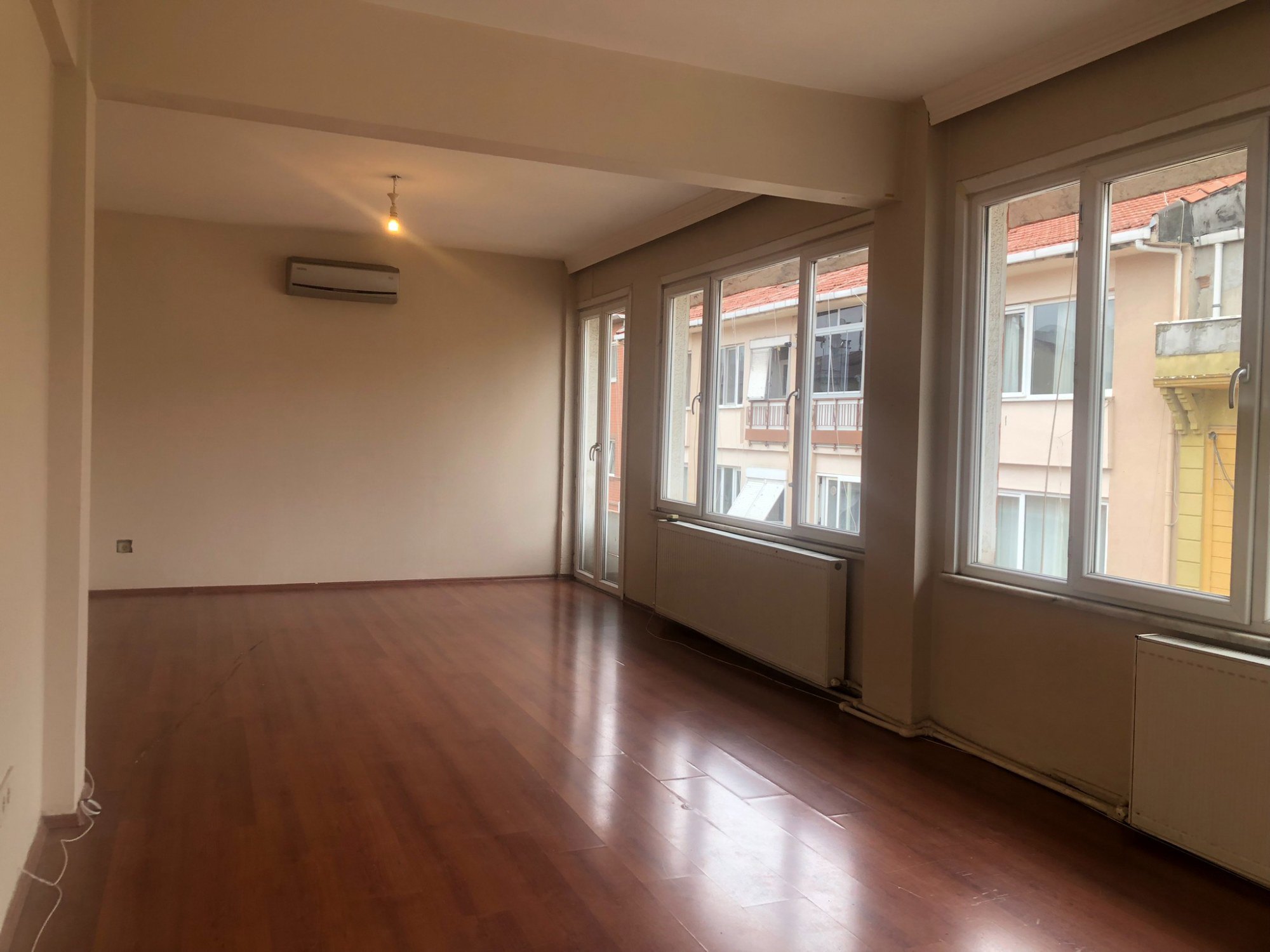 KADIKÖY RASİMPAŞA'DA 3+1 BOŞ 125 M² KATTA TEK SATILIK