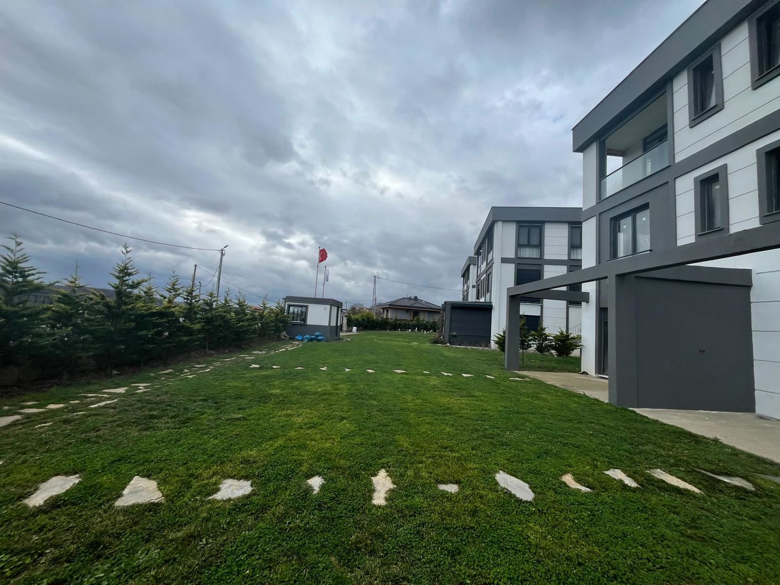 ŞİLE REMAX ANKA'DAN MERKEZDE SİTE İÇERİSİN'DE SIFIR EŞYALI DAİRE