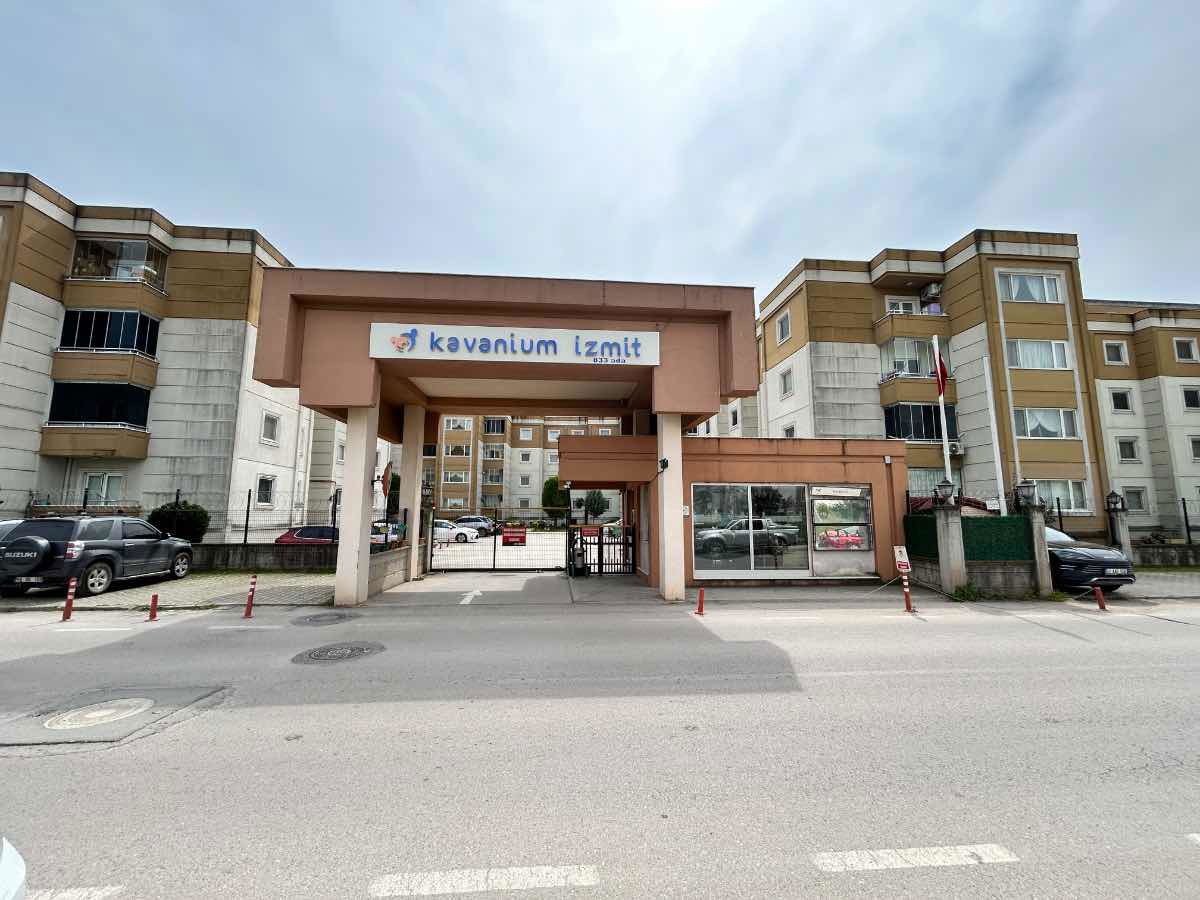 ALİKAHYA KAVANİUM 833 ADADA SATILIK 2+1 HAVUZ CEPHELİ DAİRE