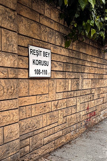 CADDEBOSTAN’DA REŞİT BEY KORUSU’NDA GENİŞ METRAJLI, SOSYAL DONATILI PRESTİJLİ DAİRE