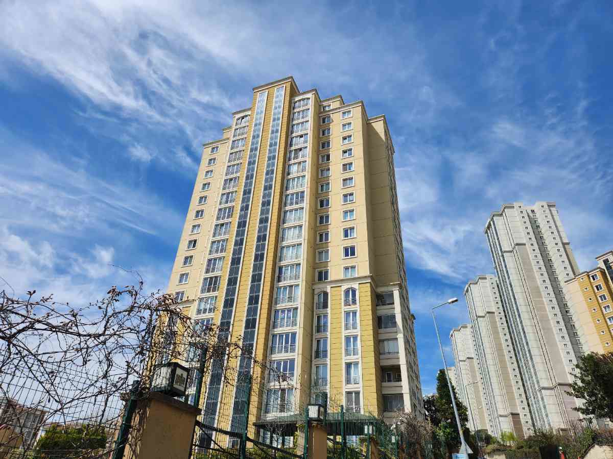 BAHÇEŞEHİR UPHİLL COURT TA BOŞ VE BEYAZ EŞYALI DAİRE