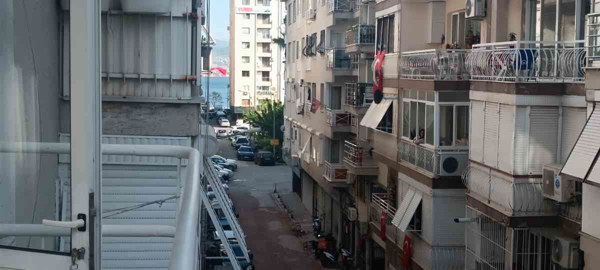 KARŞIYAKA TERSANE’DE SAHILE YÜRÜME MESAFESINDE 3+1, ÇIFT CEPHELI, 2 BALKONLU FERAH DAIRE!