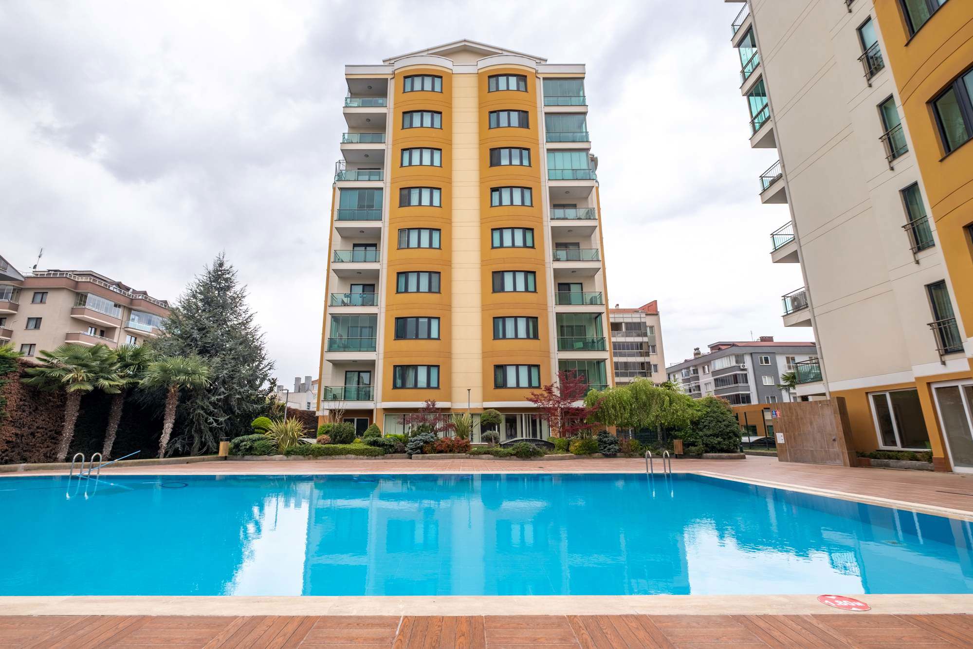 REMAX AREA DAN BUTIK SITEDE SATILIK 3+1 ARA KAT MANZARALI DAIRE