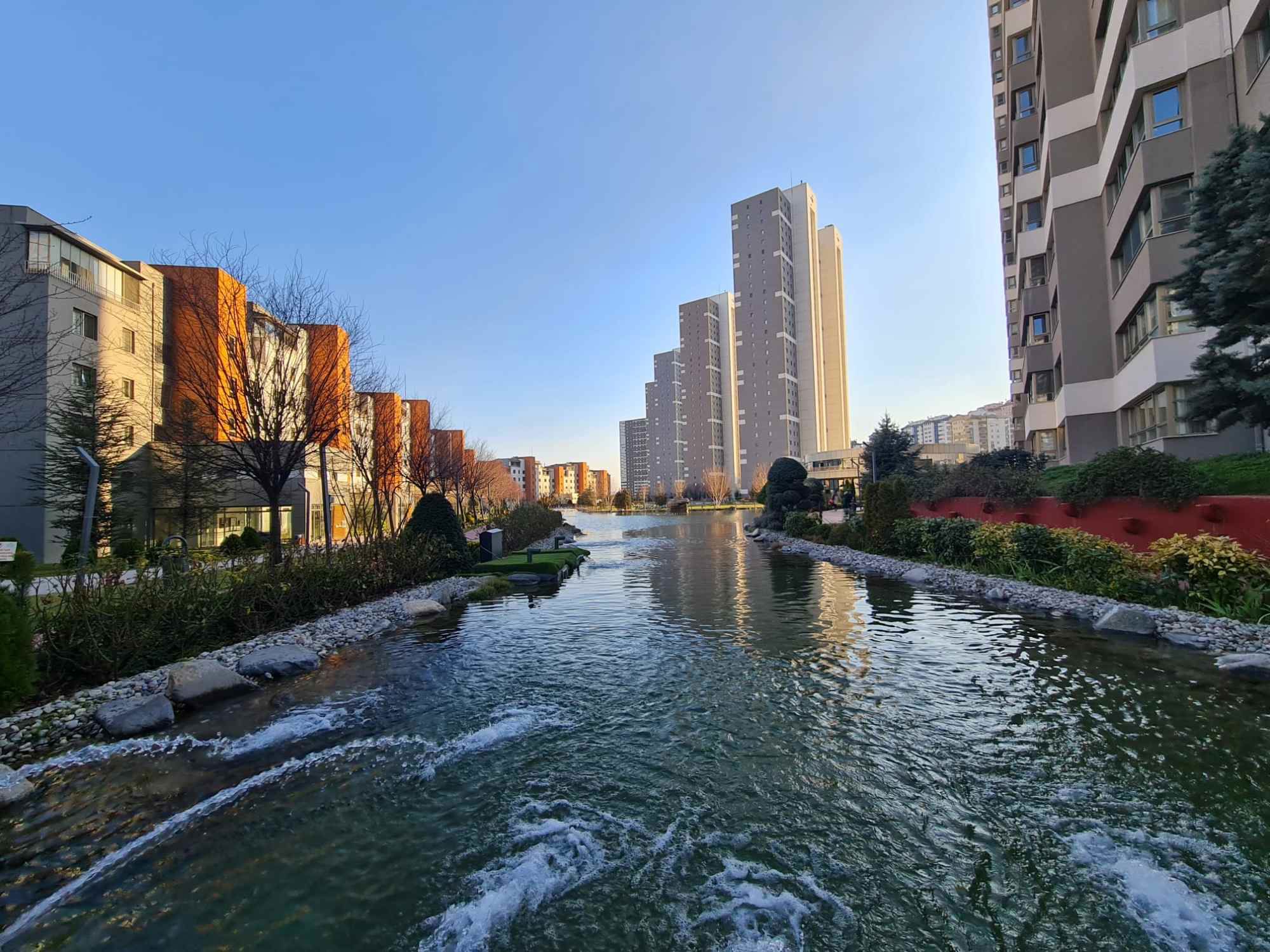 KAŞMİR GÖL EVLERİ AKSU BLOK SATILIK 4+1 GÖL MANZARALI BOŞ