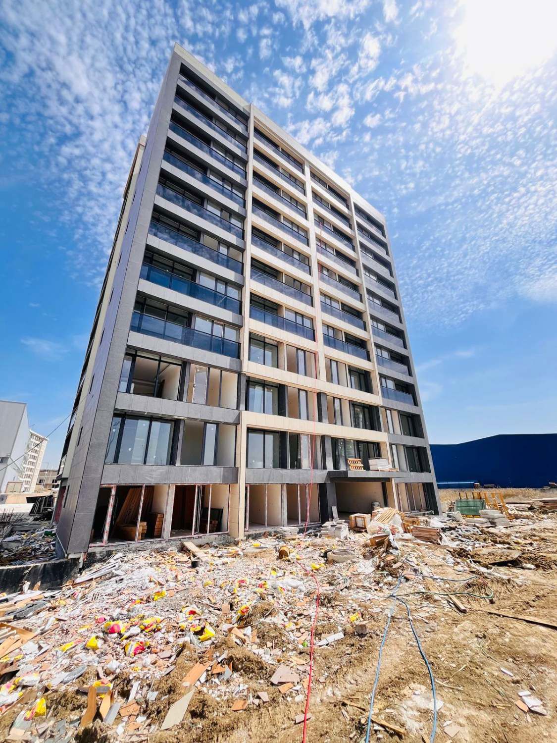 HAVALİMANI YAKINI-KAPALI OTOPARKLI 1+1 SATILIK LÜKS DAİRE