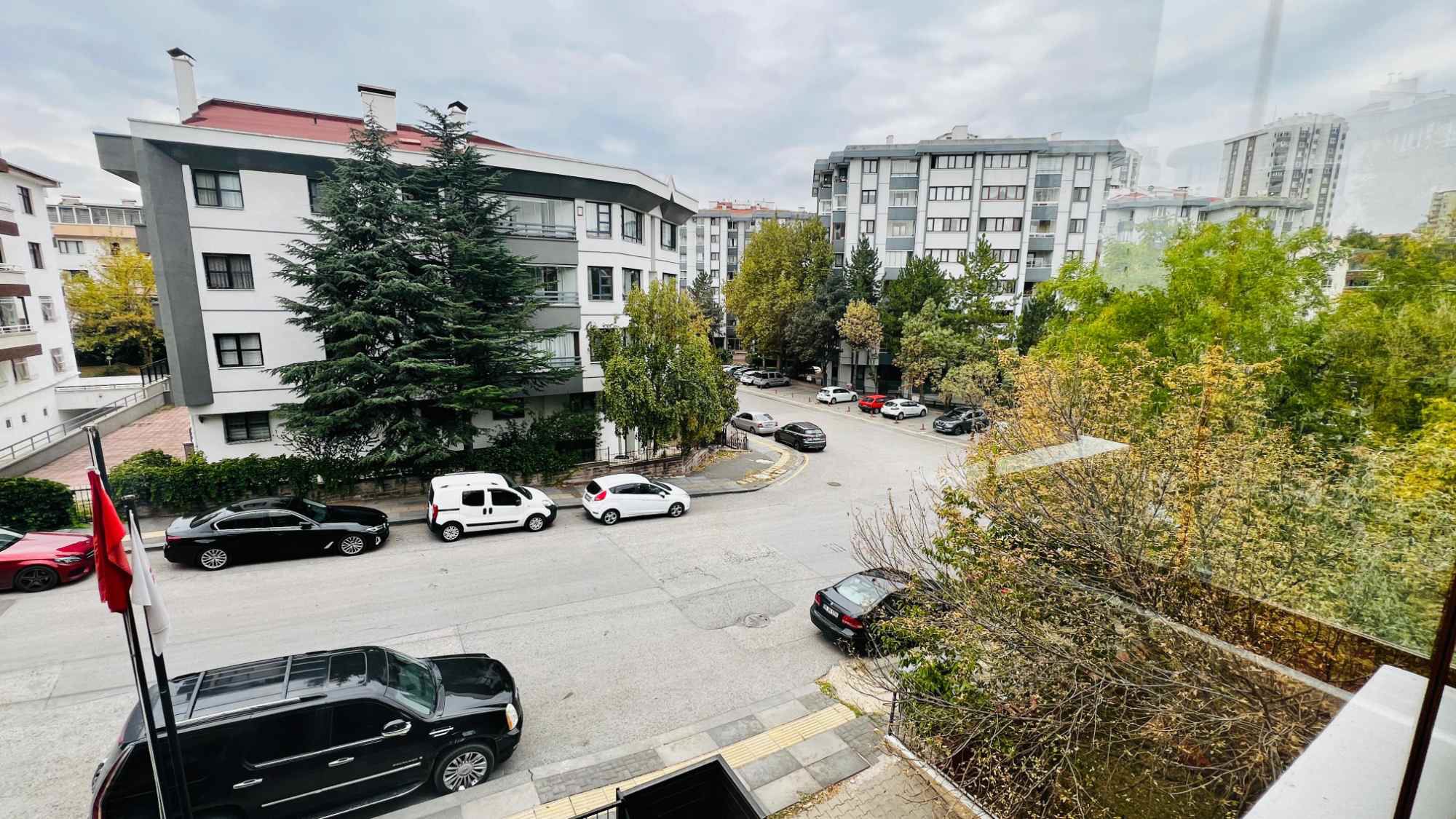 YILDIZEVLER MAH. MERKEZİ KONUM YAPILI BÜYÜK BALKONLU KİRALIK 4+1