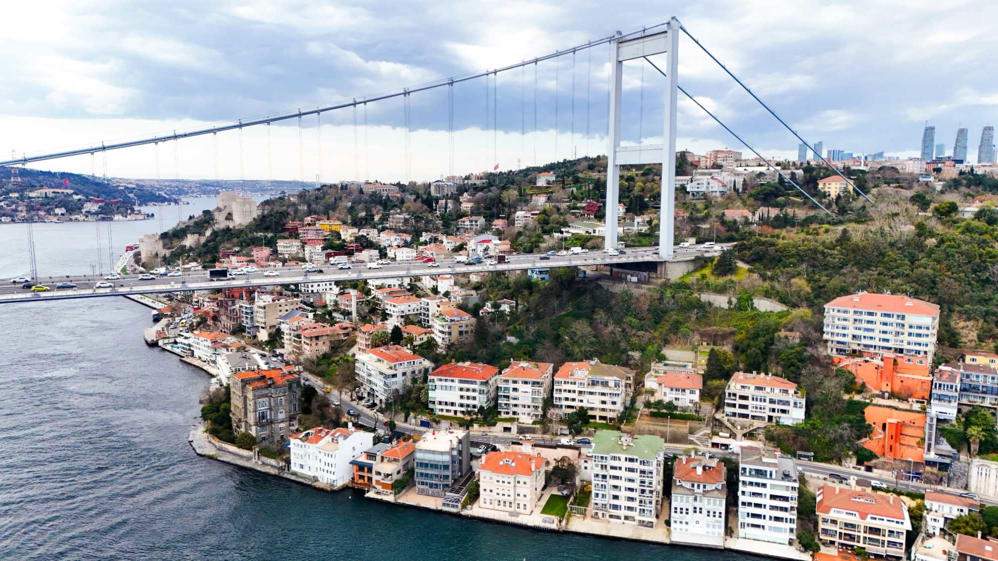 RUMELI HISARINDA ASANSÖRLÜ KAPALI GARAJLI YOL YALI DAIRESI