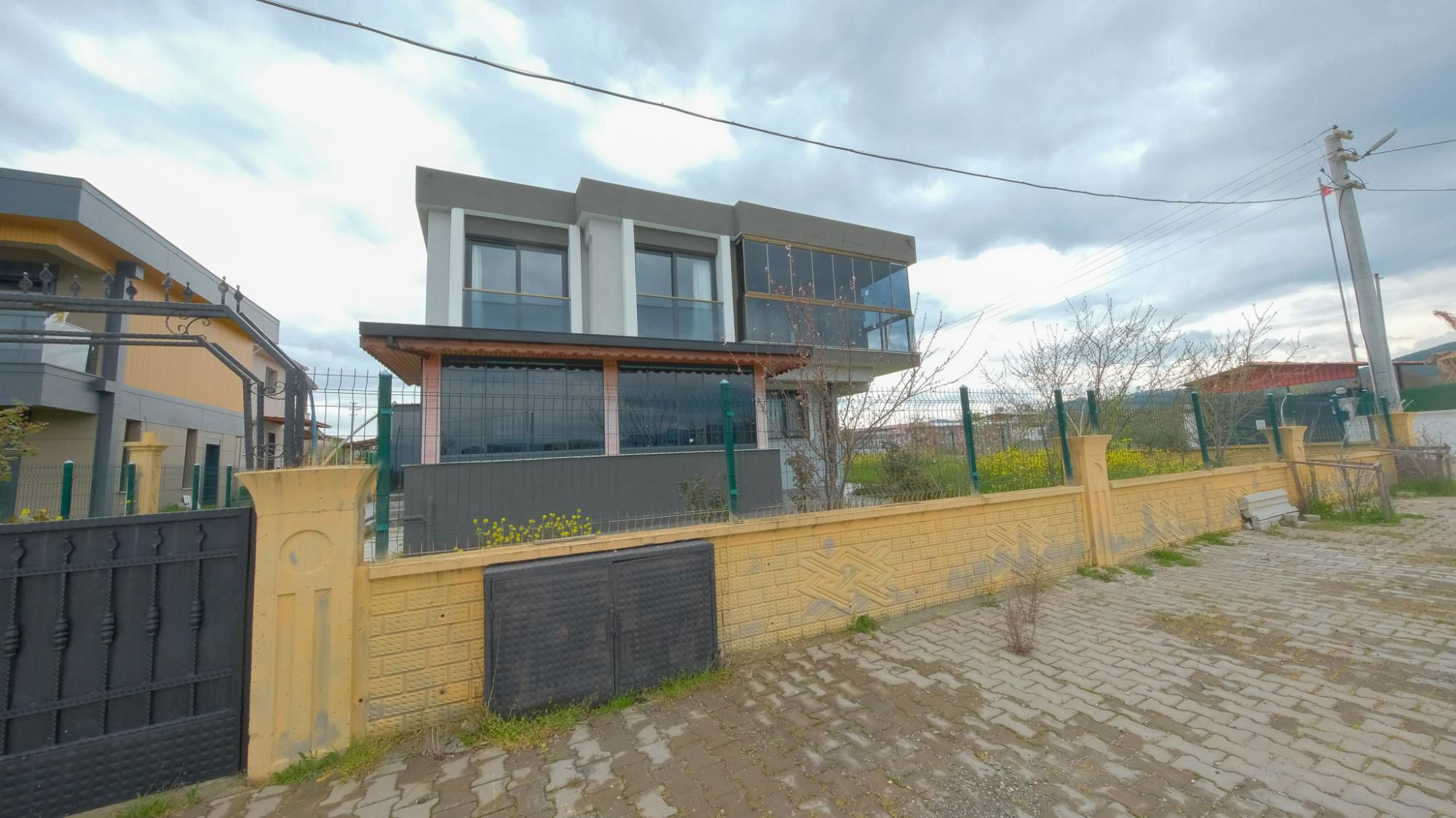 YUNUSEMRE ORTAKÖY'DE VİLLANIN ALT VE ÜST 2+1 DAİRESİ KİRALIK