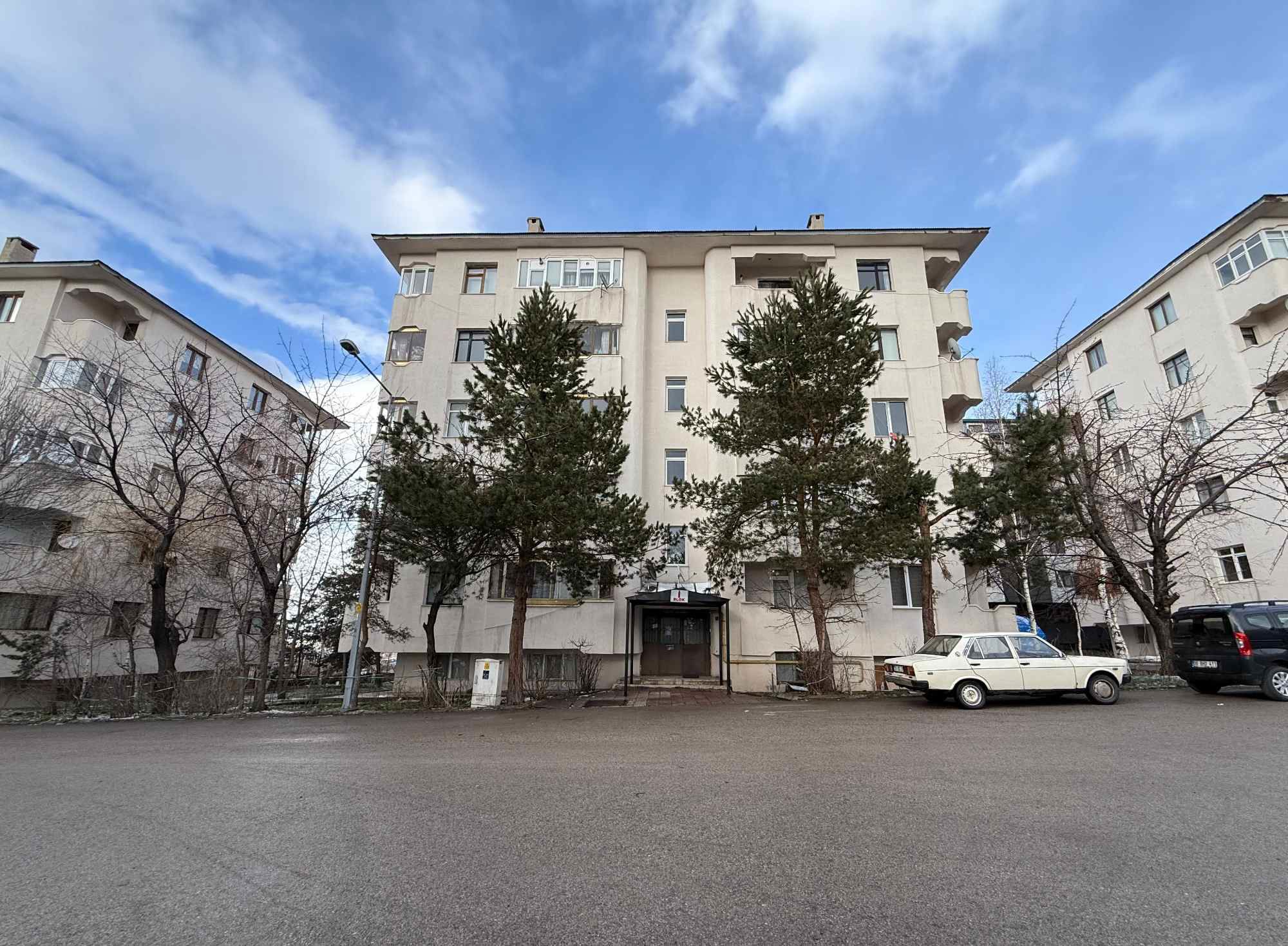 REMAX ARTIS'DEN BEYAZ EVLER'DE SATILIK 3+1 DAIRE