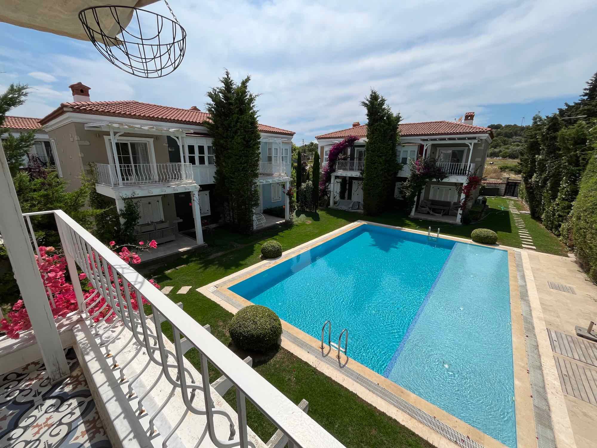 ALAÇATI HACIMEMIŞTE HAVUZ MANZARALI, SITE İÇINDE 2+1 ŞIK DAIRE