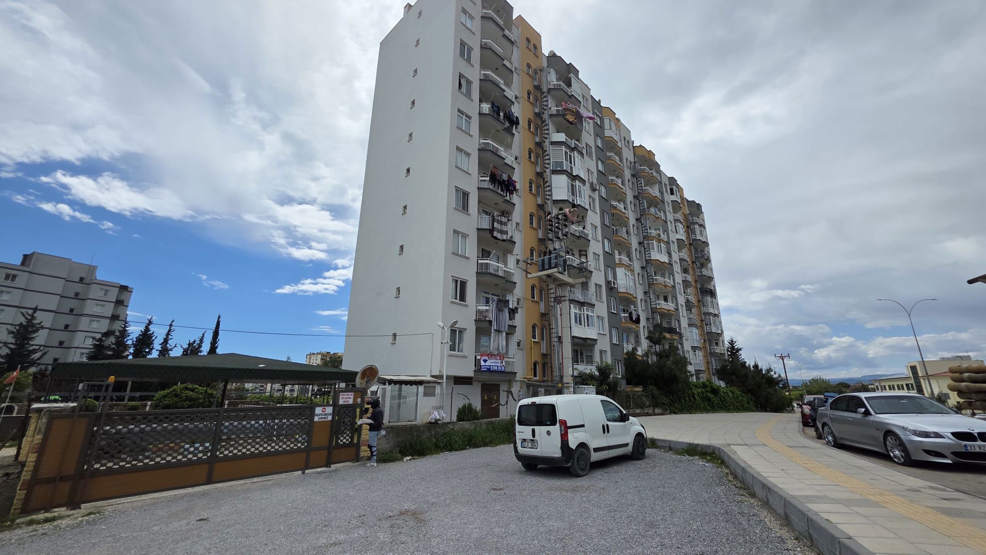 REMAX RİNA'DAN 75.YIL MAH.DE 3 CEPHELİ HAVUZLU SİTE İÇERİSİNDE 2+1