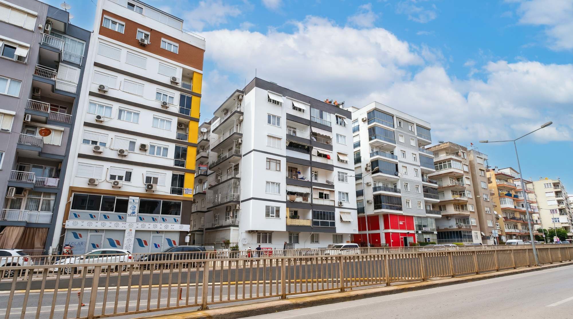 TONGUÇ CADDESİ'NDE ŞEHİR MERKEZİNE YAKIN, ASANSÖRLÜ ARAKAT 2+1