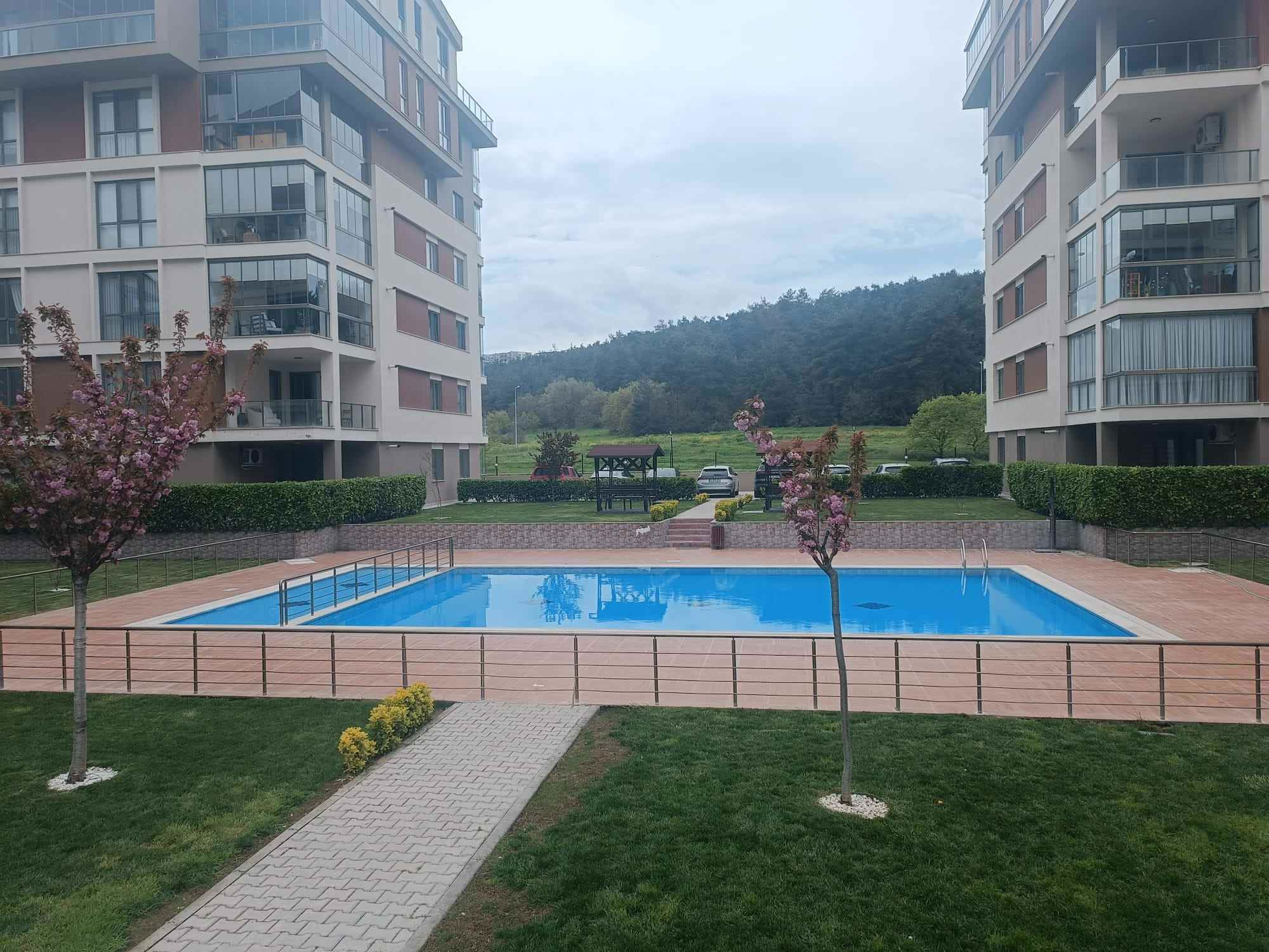 REMAX BEYAZ KAYAPA YÜZME HAVUZLU SITEDE KIRALIK DAIRE