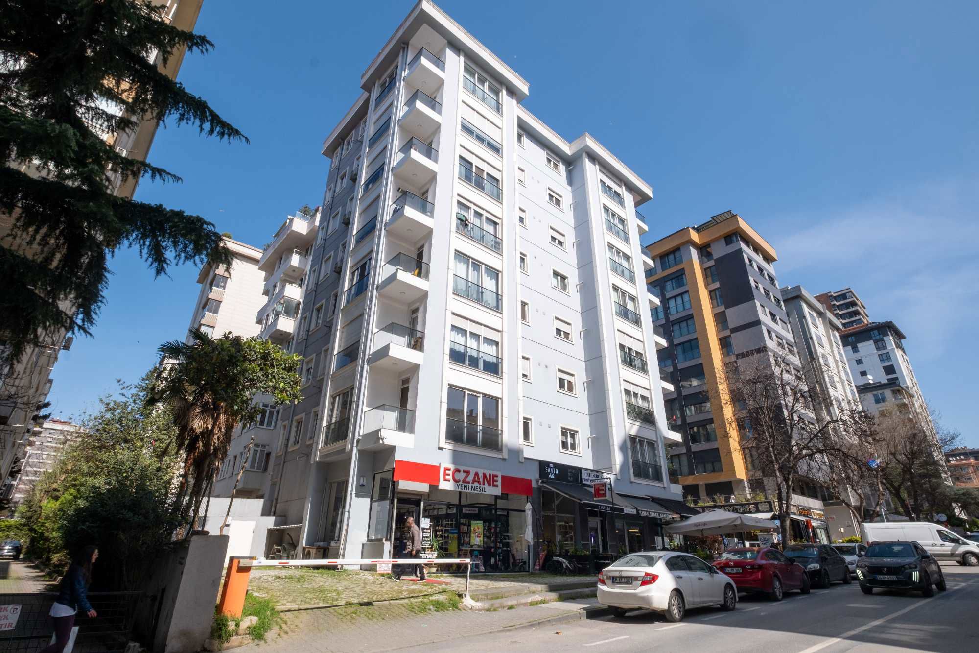 TANZİMAT SOKAK'TA BAĞDAT CADDESİ'NE 5 BİNA MESAFE 85 NET 2+1