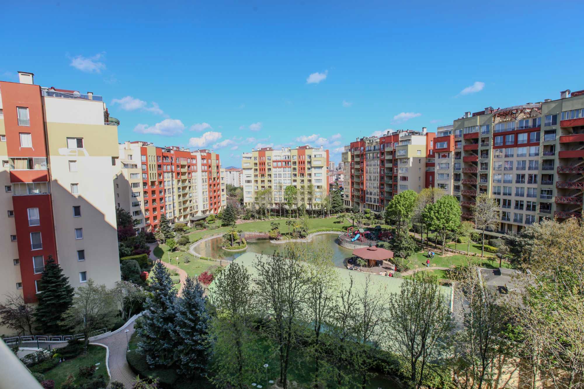 ÜMRANİYE SİNPAŞ CENTRAL LİFE’TA ARA KAT, SİTE DE NADİR BULUNAN 4+1 DAİRE