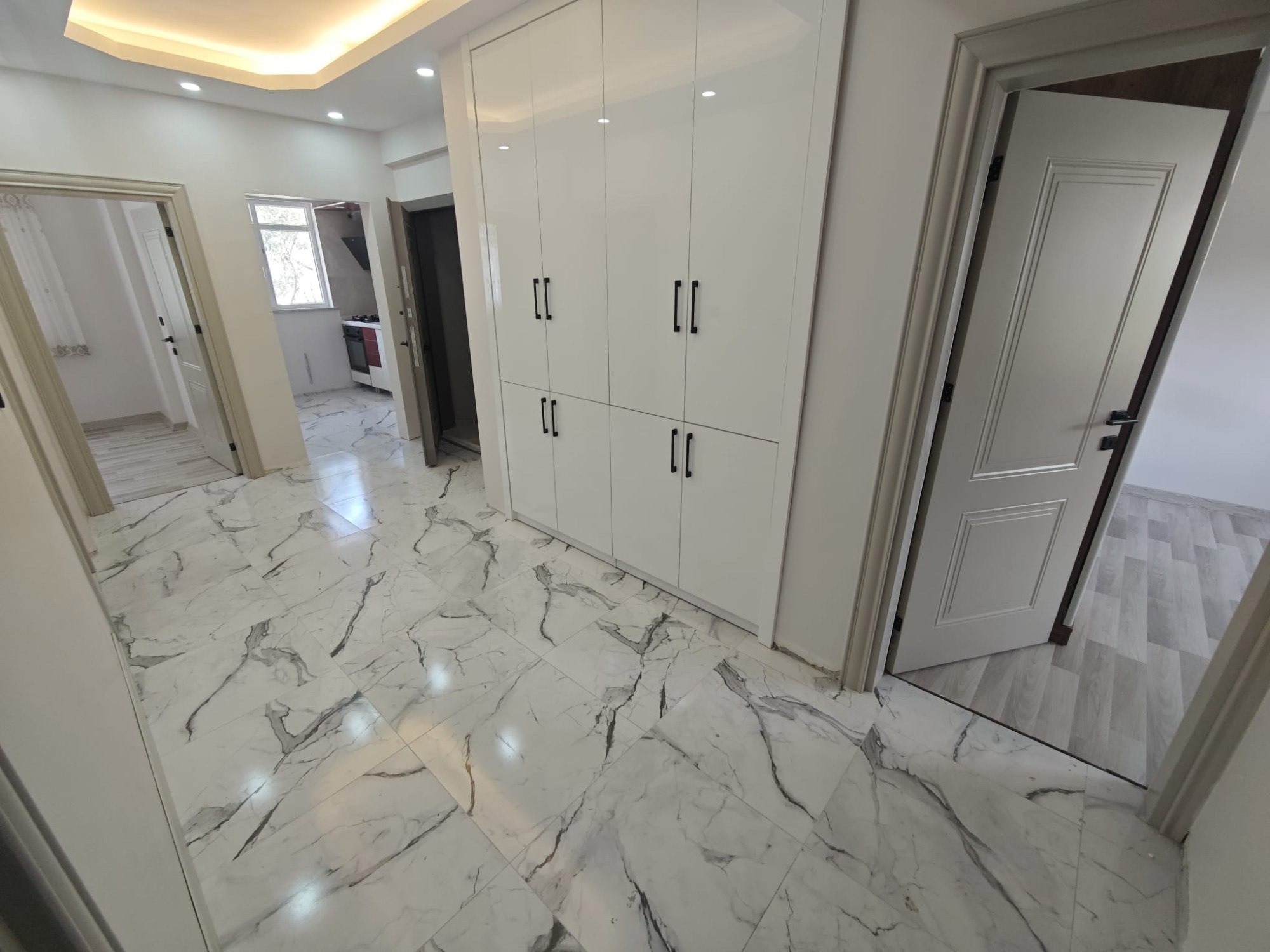ADNAN KAHVECİ'DE TAMAMEN YENİLENMİŞ 3+1 SATILIK DAİRE