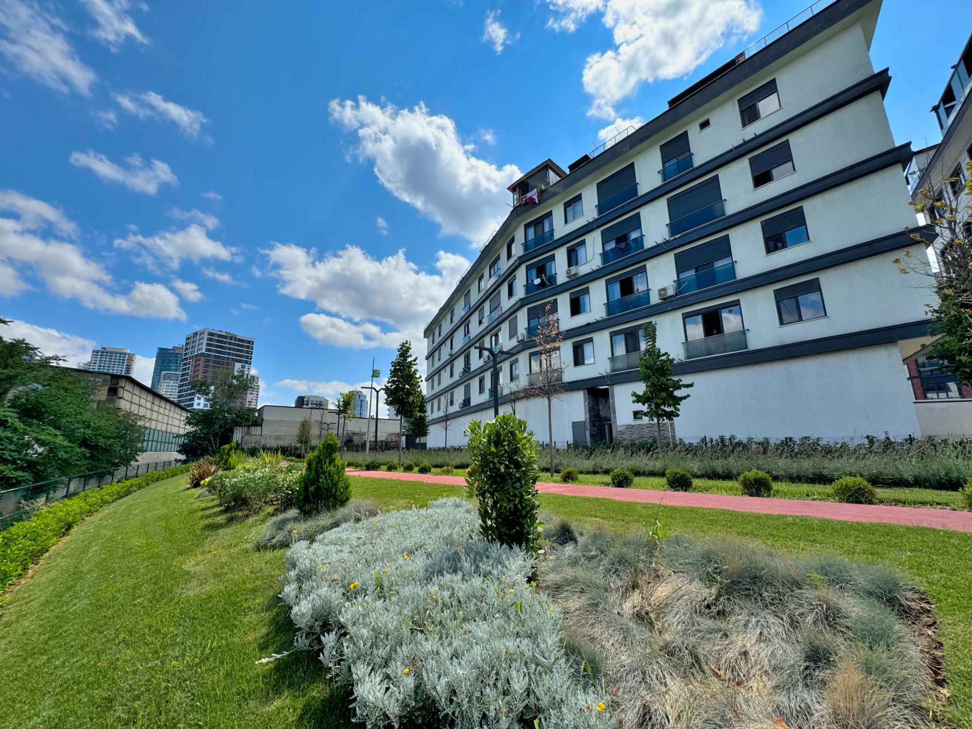 BAĞDAT CD 2.BİNA PEYZAJ MANZARALI KAP. OTOPARKLI FERAH BOŞ DAİRE