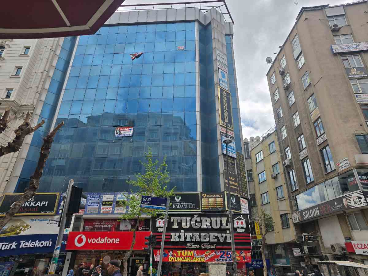 REMAX DOĞU'DAN MERKEZDE İÇİ FULL YENİLENMİŞ 2+1 SATILIK OFİS
