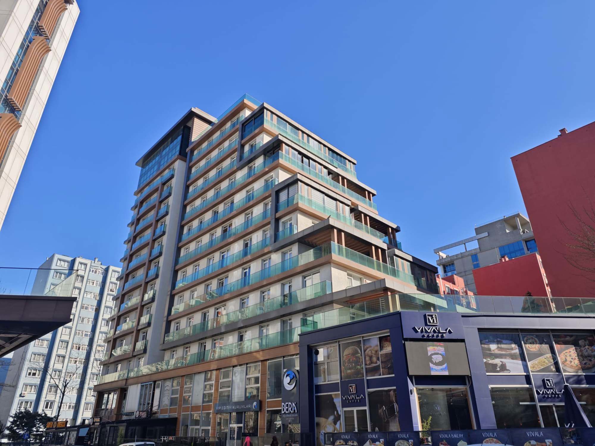 PHUKET APARTMANI'NDA TERASLI EŞYALI SATILIK 2+1 DAİRE E-5 METROBÜSE 3 DK.