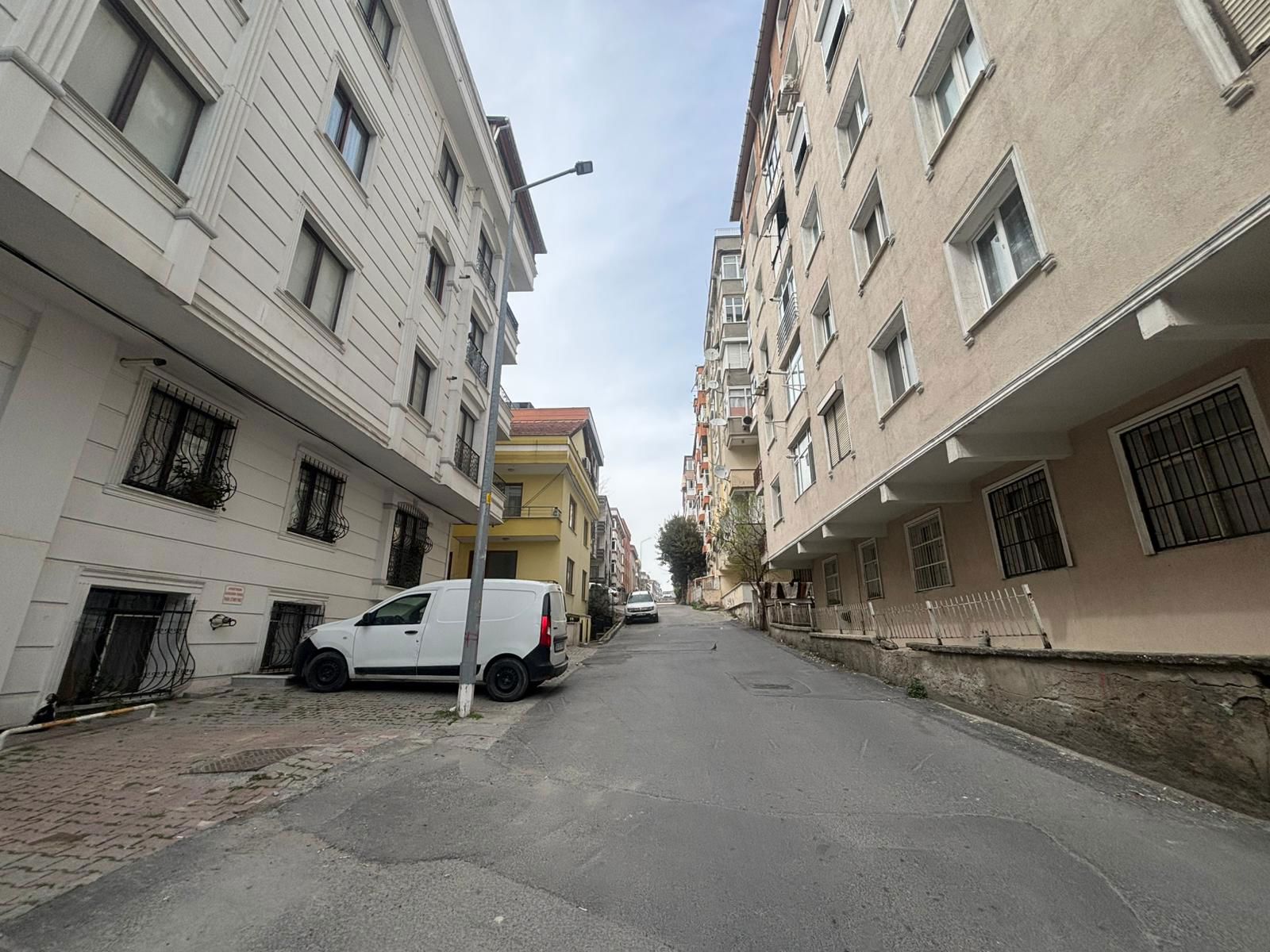 KÜÇÜKÇEKMECE YENI MAHALLE'DE SATILIK 2+1 DAIRE