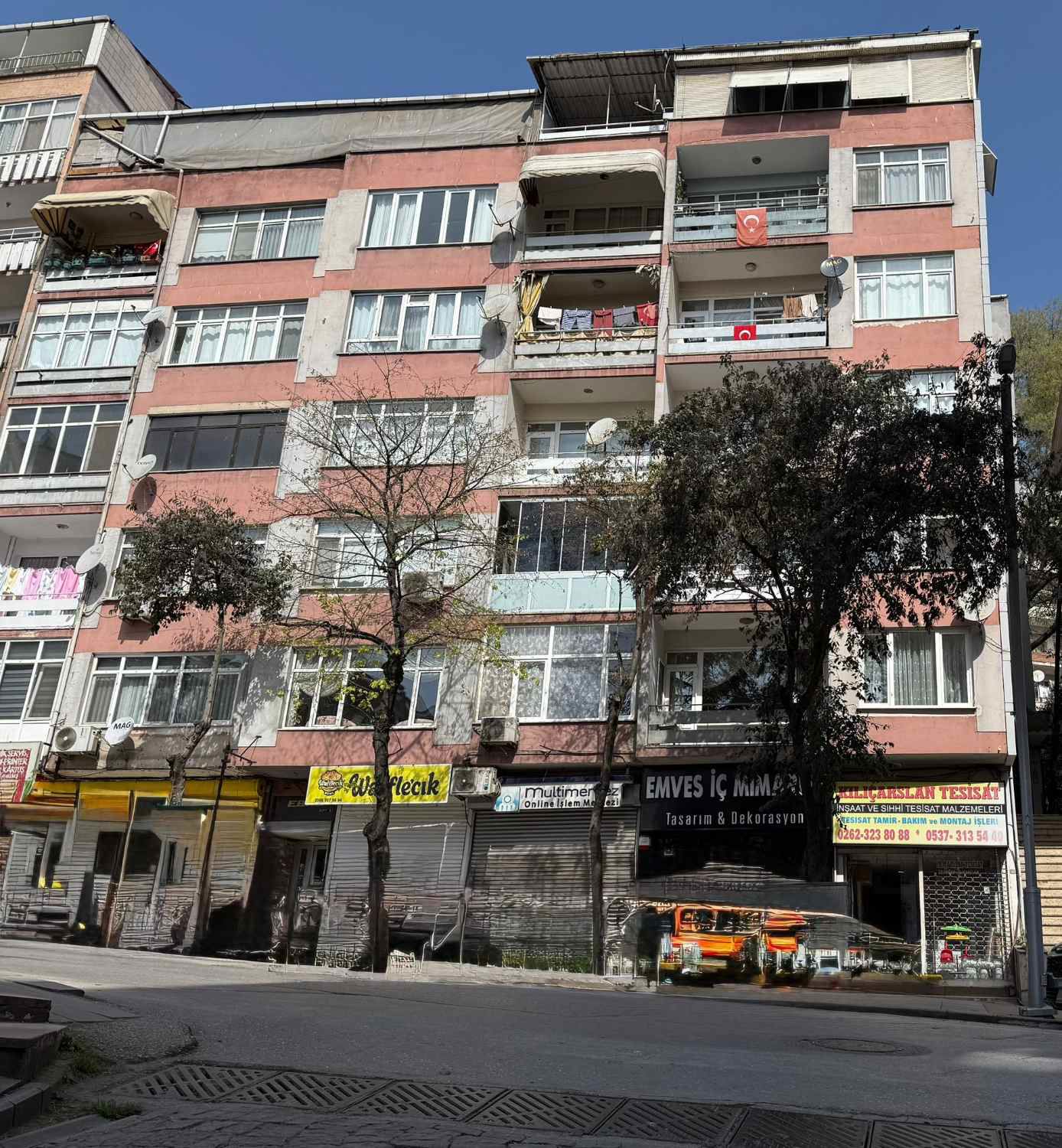 İZMİT MERKEZ İNÖNÜ CADDESİ'NDE SATILIK 3+1 DAİRE