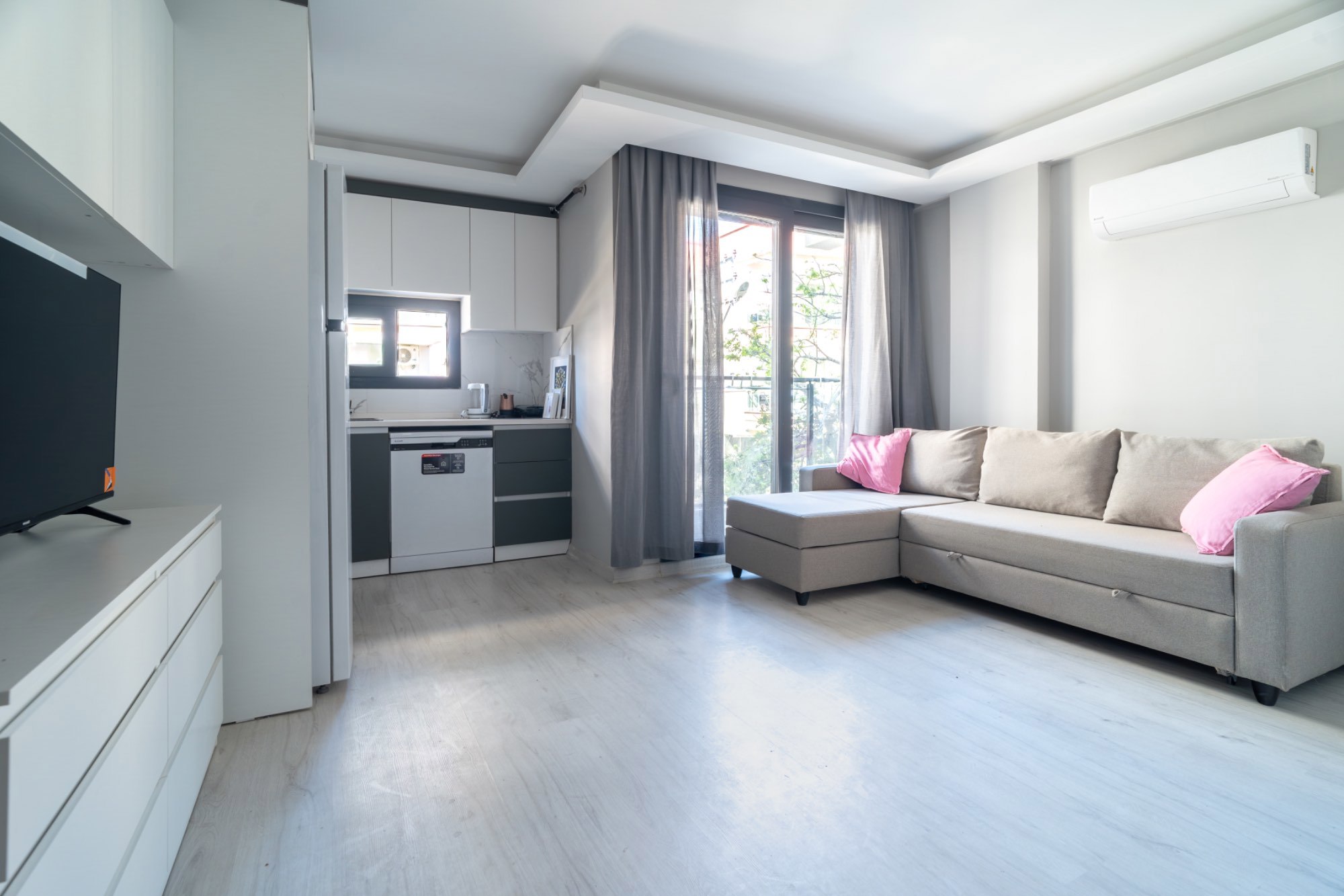 YELKI'DE CADDE ÜZERİ MERKEZI KONUMLU YENİ VE EŞYALI 1+1 DAIRE
