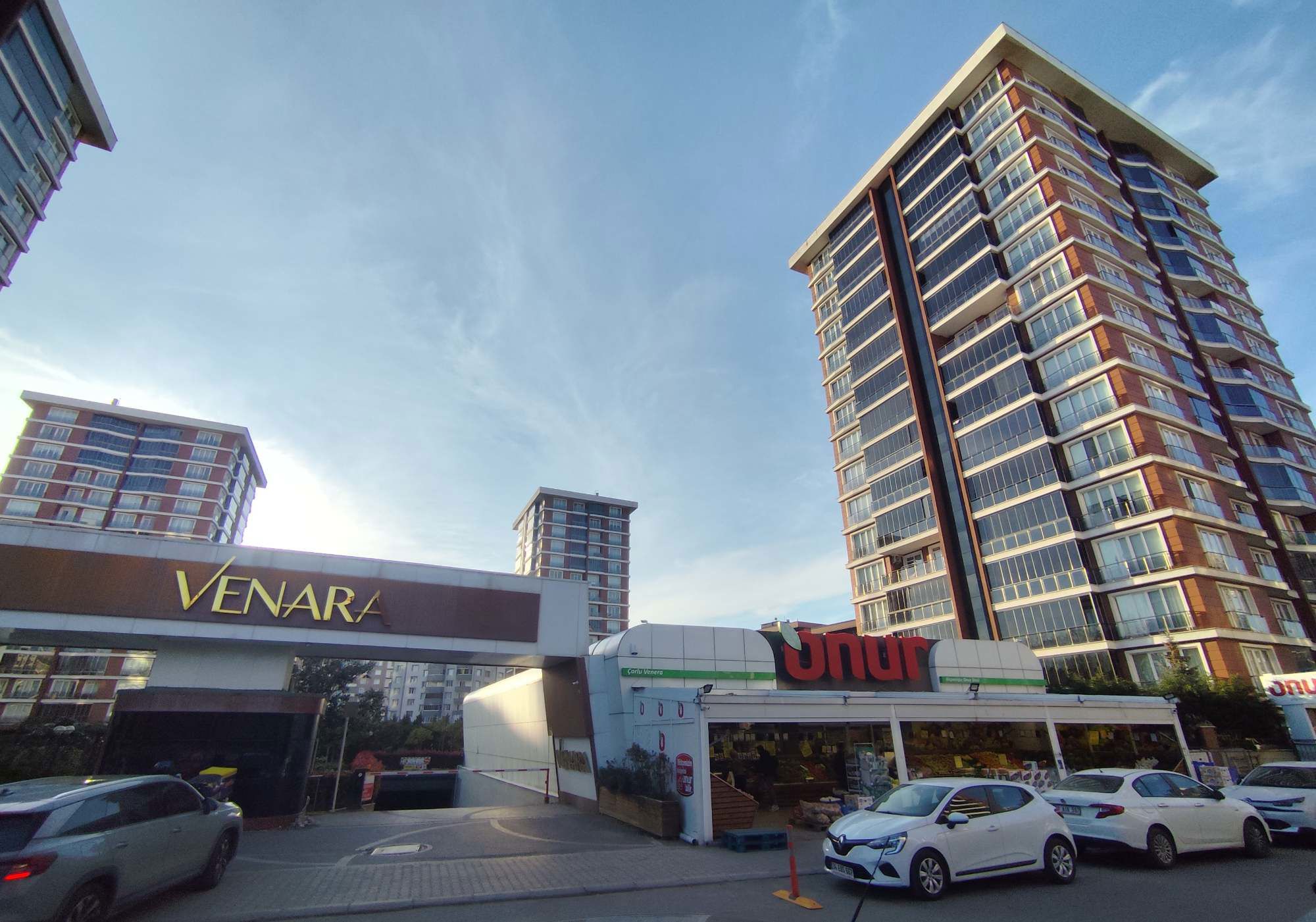 REMAX LAND'DEN ÇORLU VENERA SİTESİNDE SATILIK 3+1 ARA KAT 170M2