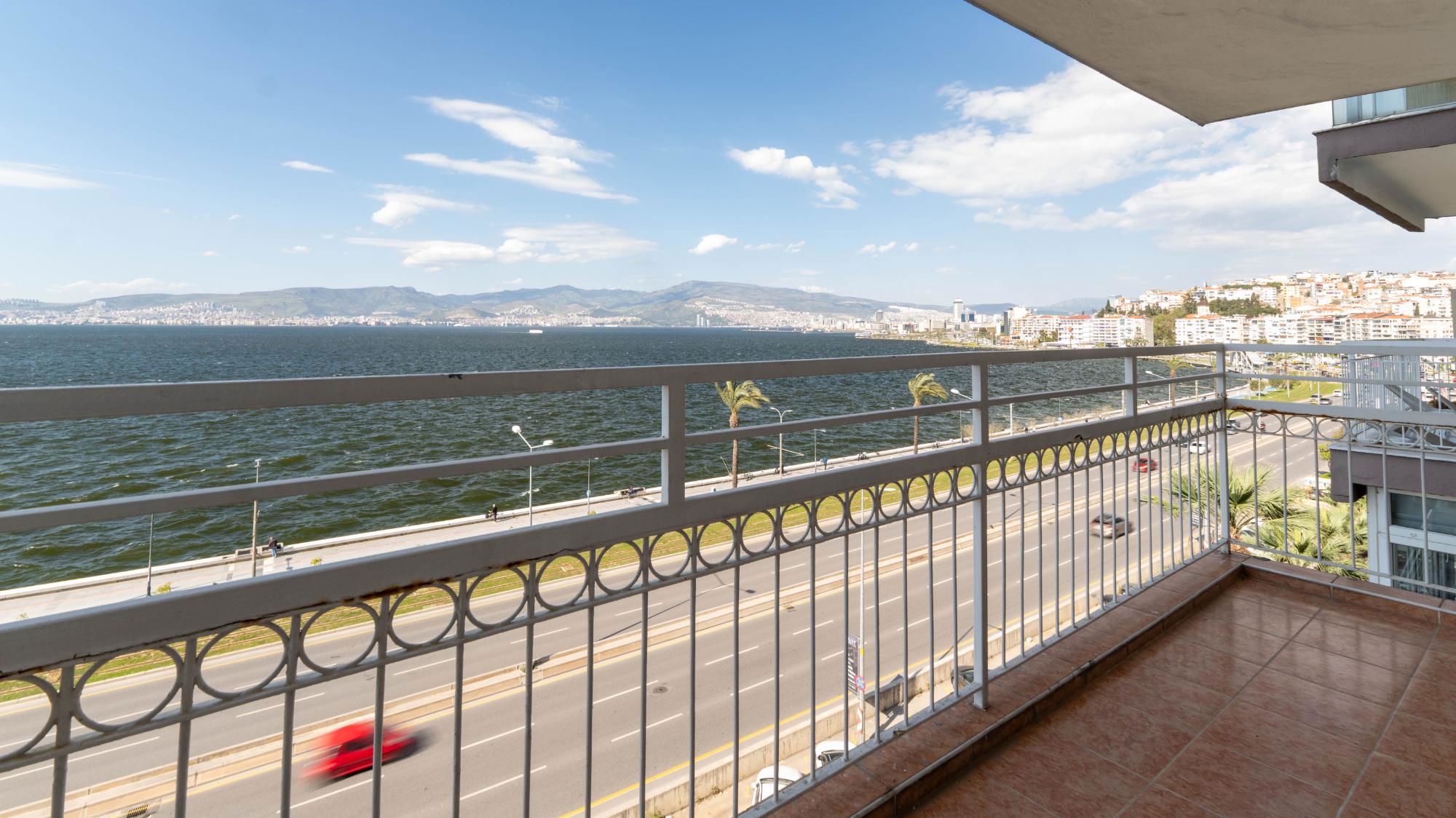 SALONDA DENIZLE BAŞ BAŞA: 190 M², HER KATTA TEK DAIRE 3+1