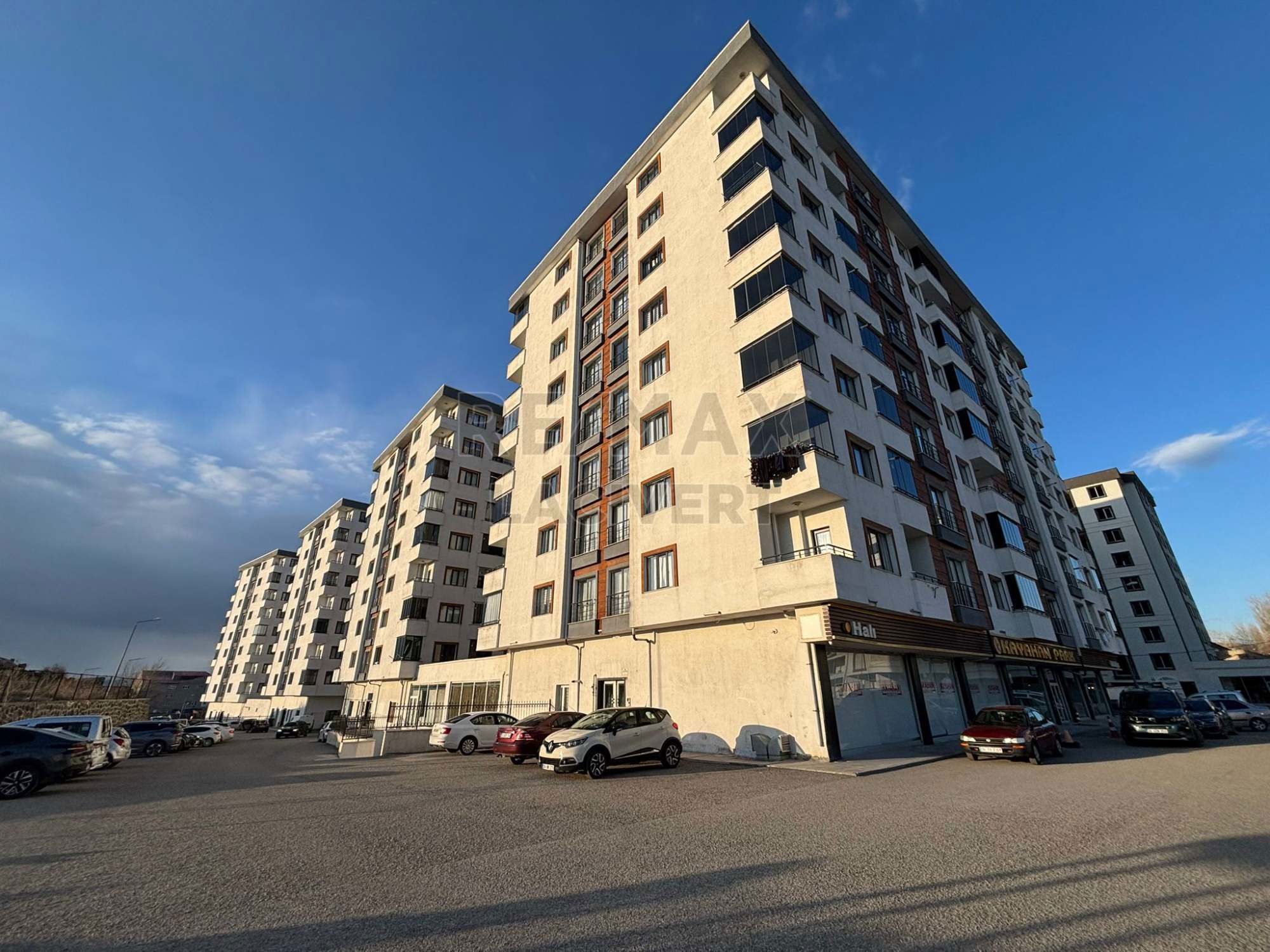 RE/MAX LACİVERT'TEN MEMURSEN KONUTLARIN'DA SATILIK 3+1 DAİRE