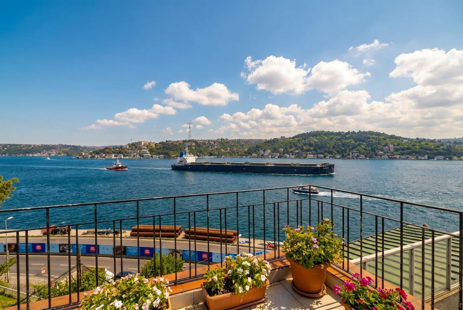 ARNAVUTKÖY SAHİLDE MUHTEŞEM BOĞAZ MANZARALI, GENİŞ TERASLI SATILIK DAİRE