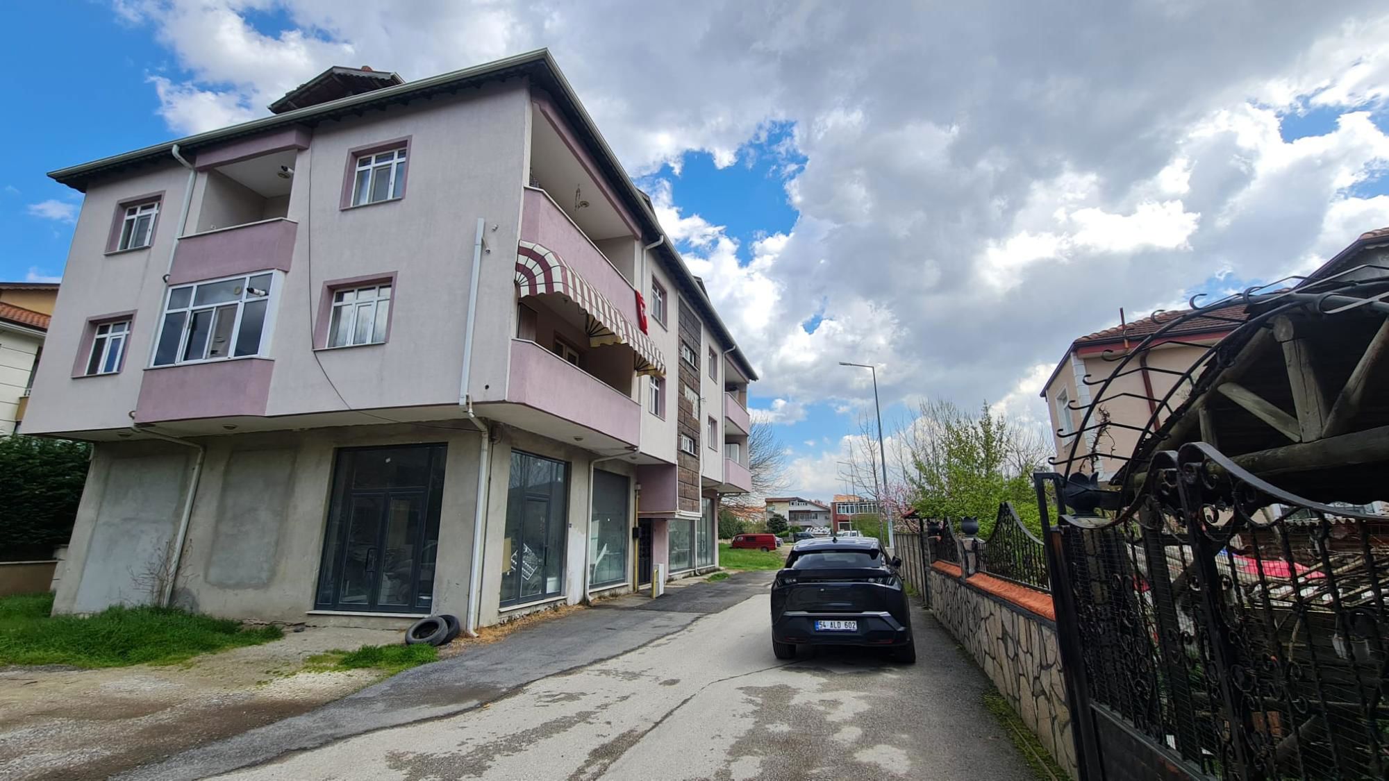 SERDİVAN, BAHÇELİ EVLER'DE MERKEZİ KONUMDA,GENİŞ 3.KAT 3+1 DAİRE