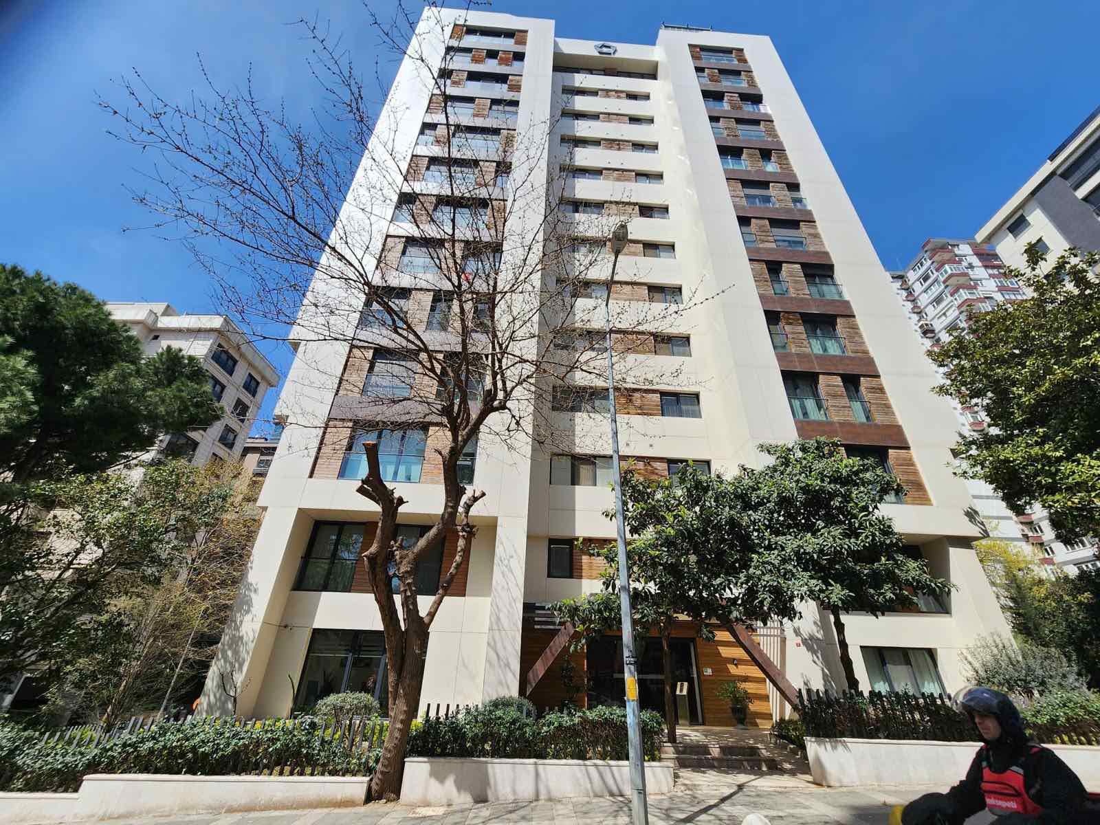 CADDEBOSTAN BAĞDAT CADDESİNE 2 DAKİKA EMSALSİZ LÜKS 2+1