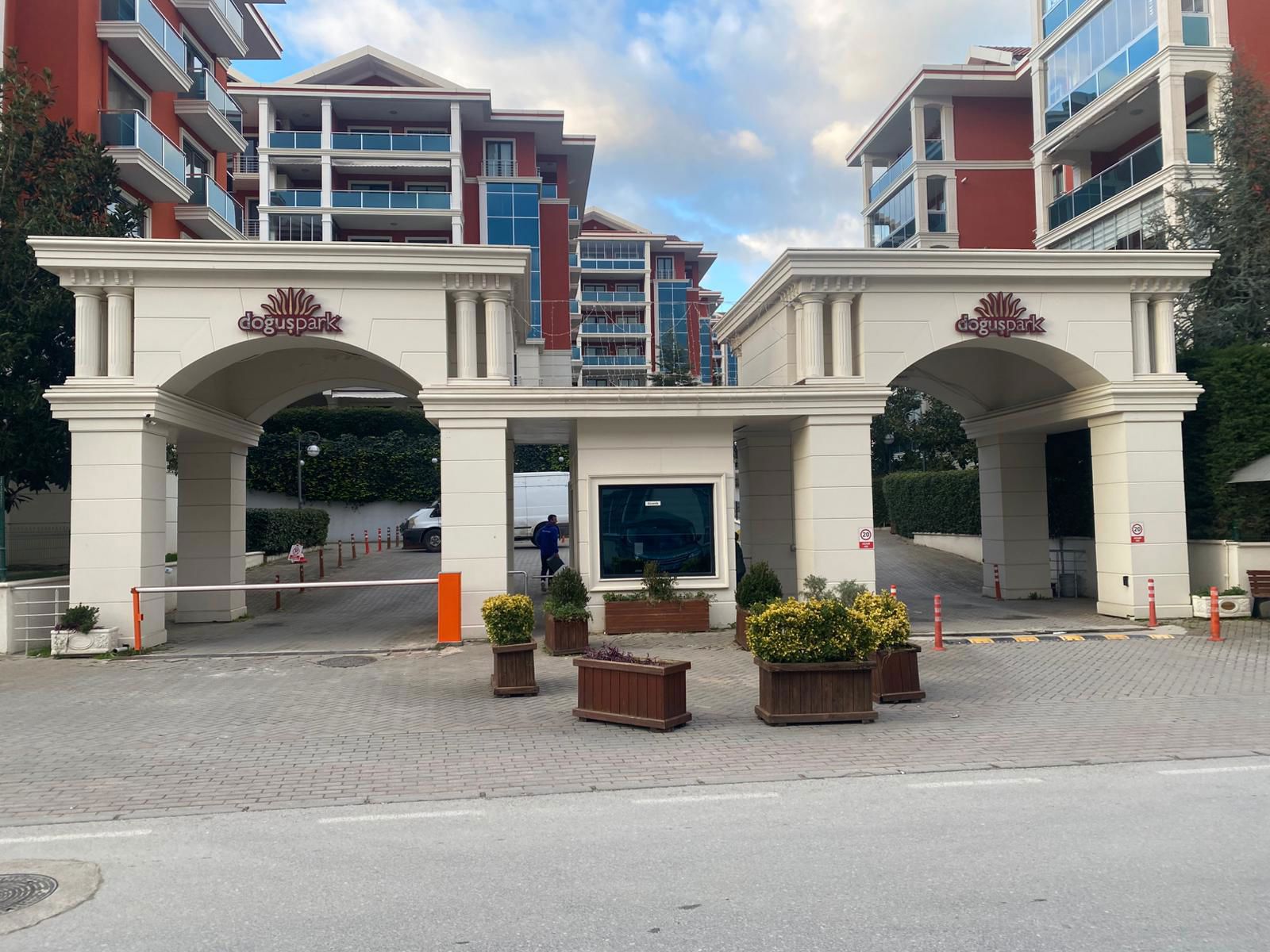REMAX BEYAZ DOĞUŞPARK SITESINDE SATILIK 5+1  BAHÇE DUBLEKS