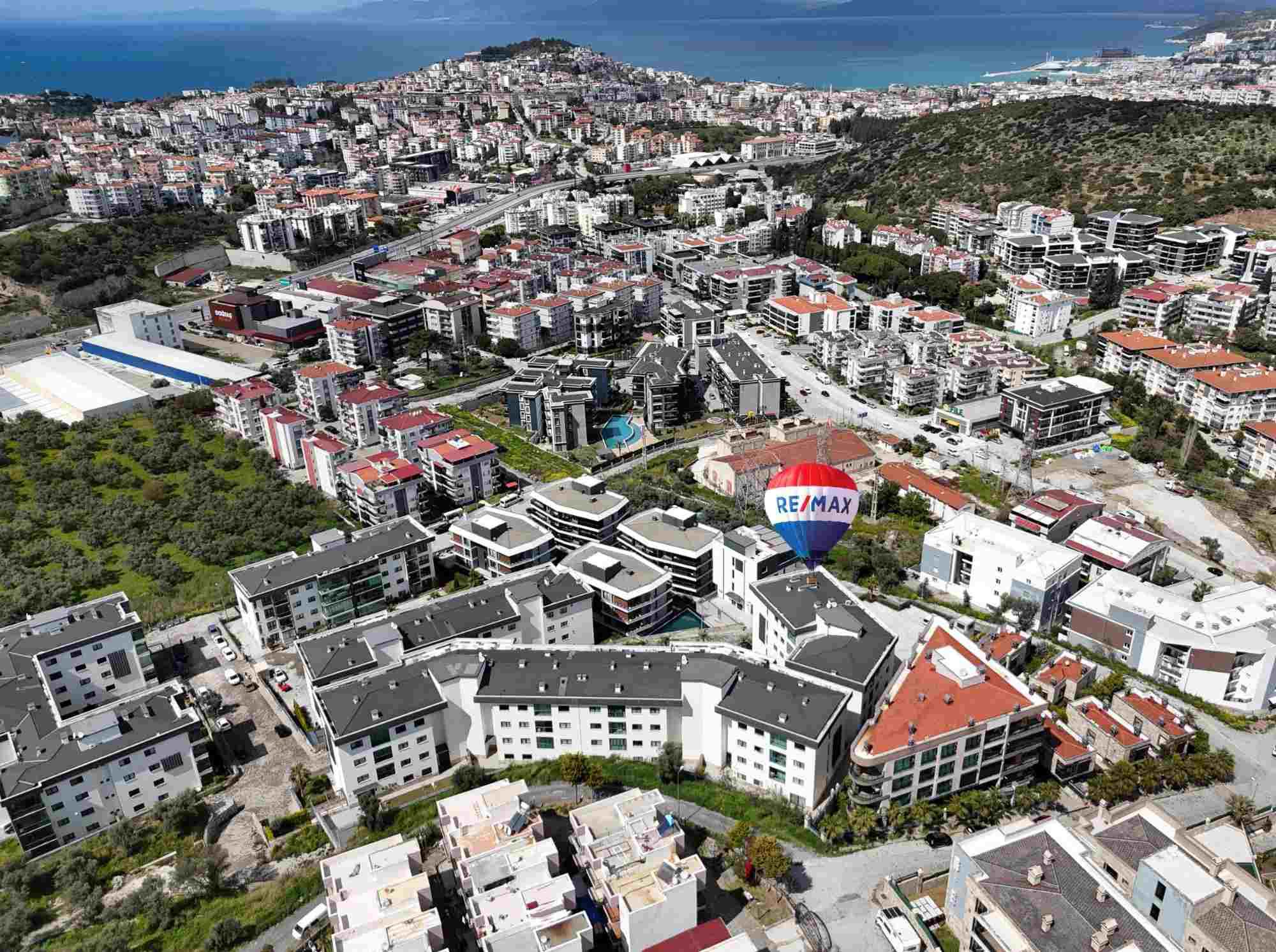 KUŞADASINDA SATILIK 3+1 DAIRE SITE IÇI