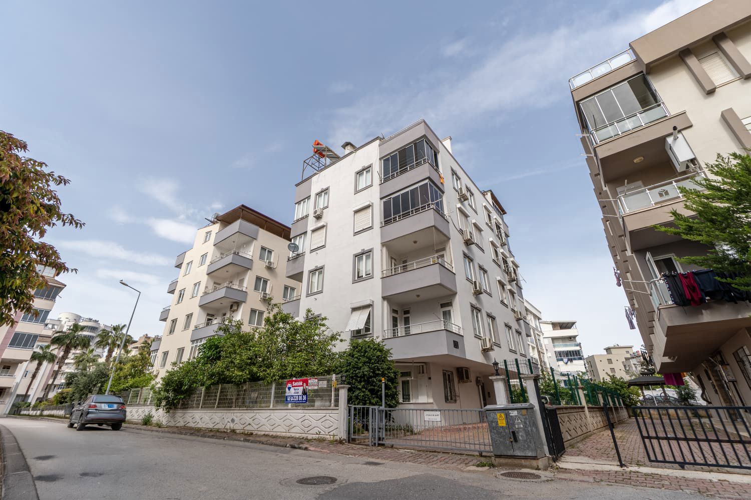 MEYDAN KAVAĞI’NDA PRESTİJLİ KONUMDA! 12. CADDE PERGE BULVARI YAKINI AYRI MUTFAKLI 2+1 SATILIK