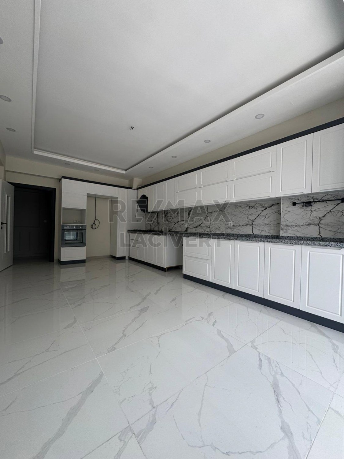 RE/MAX LACİVERT'TEN YILDIZKENT'TE SATILIK 4+1 DAİRE