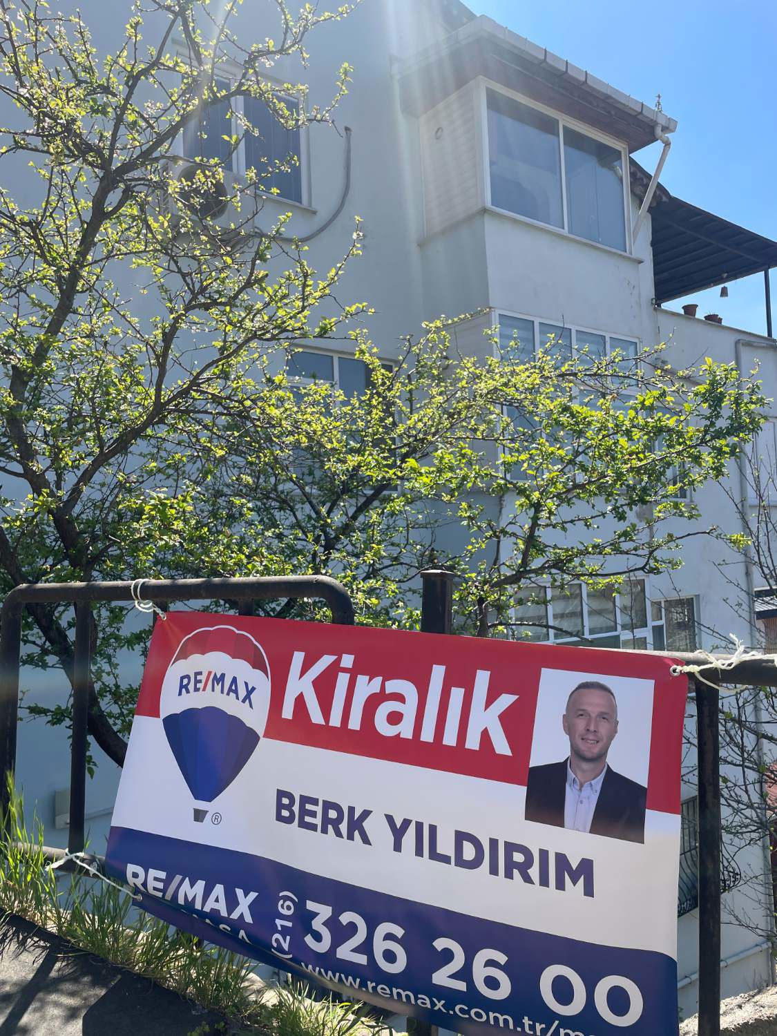 BURHANİYEDE MÜSTAKİL GİRİŞLİ ÇOK GENİŞ TERASLI 4+1 BÜYÜK DAİRE