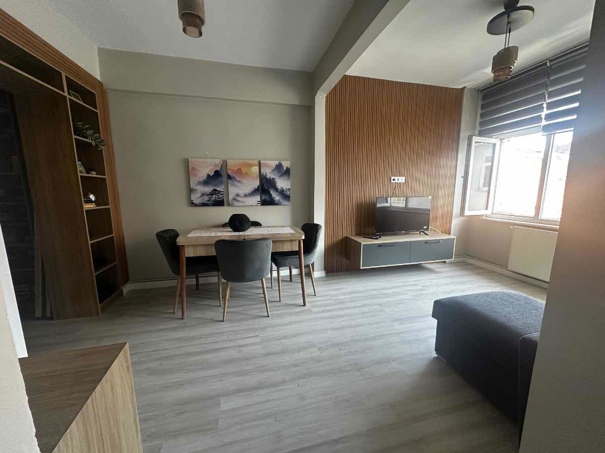 KADIKÖY RASİMPAŞA'DA HARİKA KONUMDA FULL TADİLATLI 1+1 DAİRE