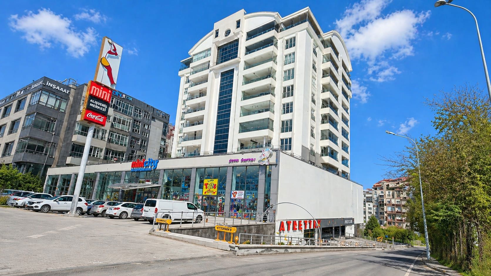 NATAYOLU CAD. ÜZERİNDE,CADDE CEPHELİ METROYA KOMŞU SATILIK 3+1