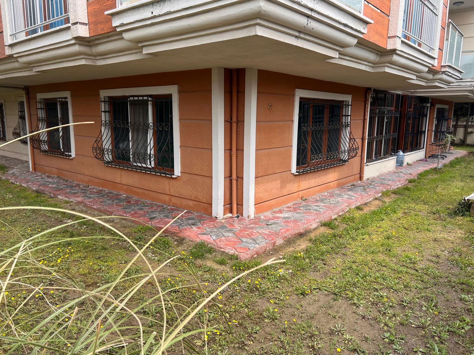 KULE'DEN B.CEKMECE  PINARTEPEDE BAHCE KULLANIMLI 3+1 SATILIK DAİRE