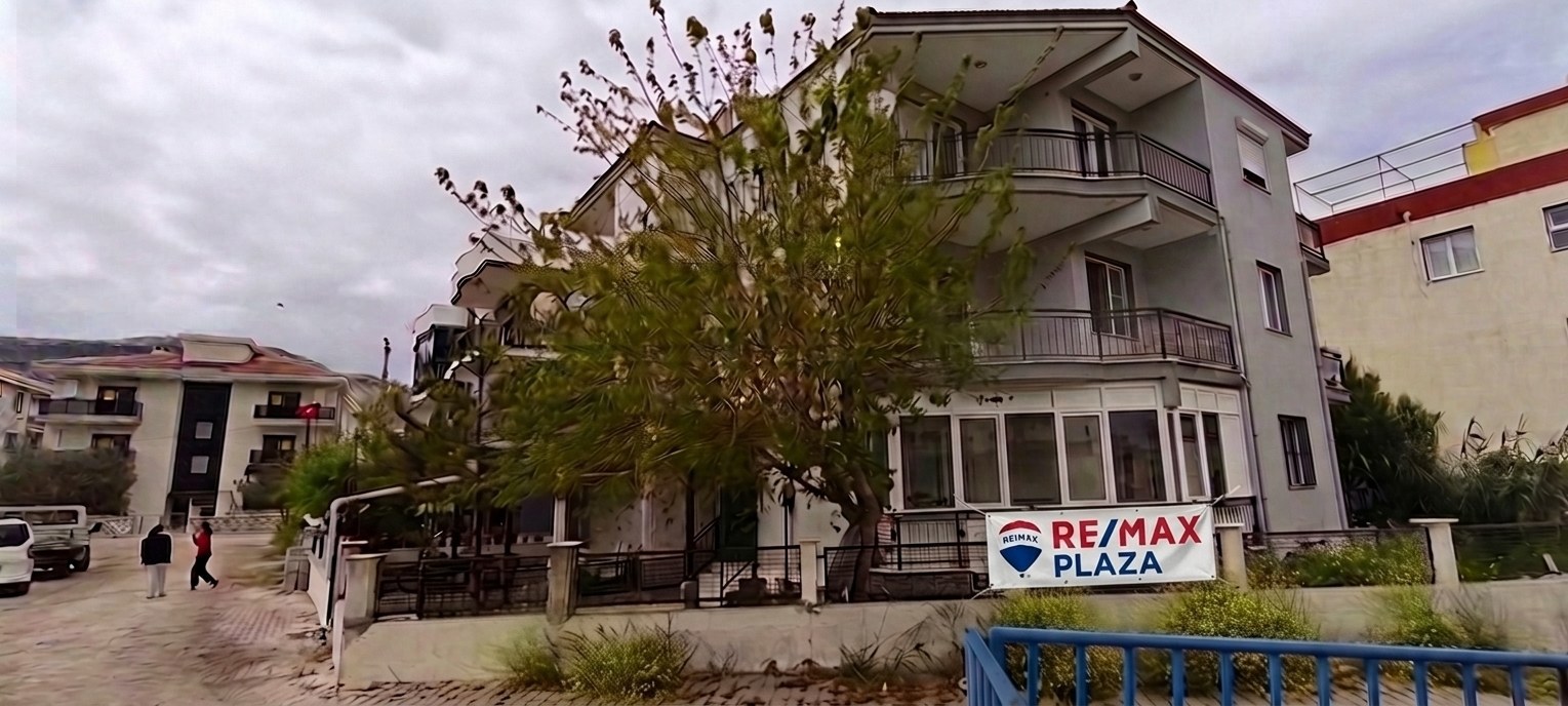 YENI FOÇA AZIZ SOKAK’TA SATILIK 2+1 DAIRE